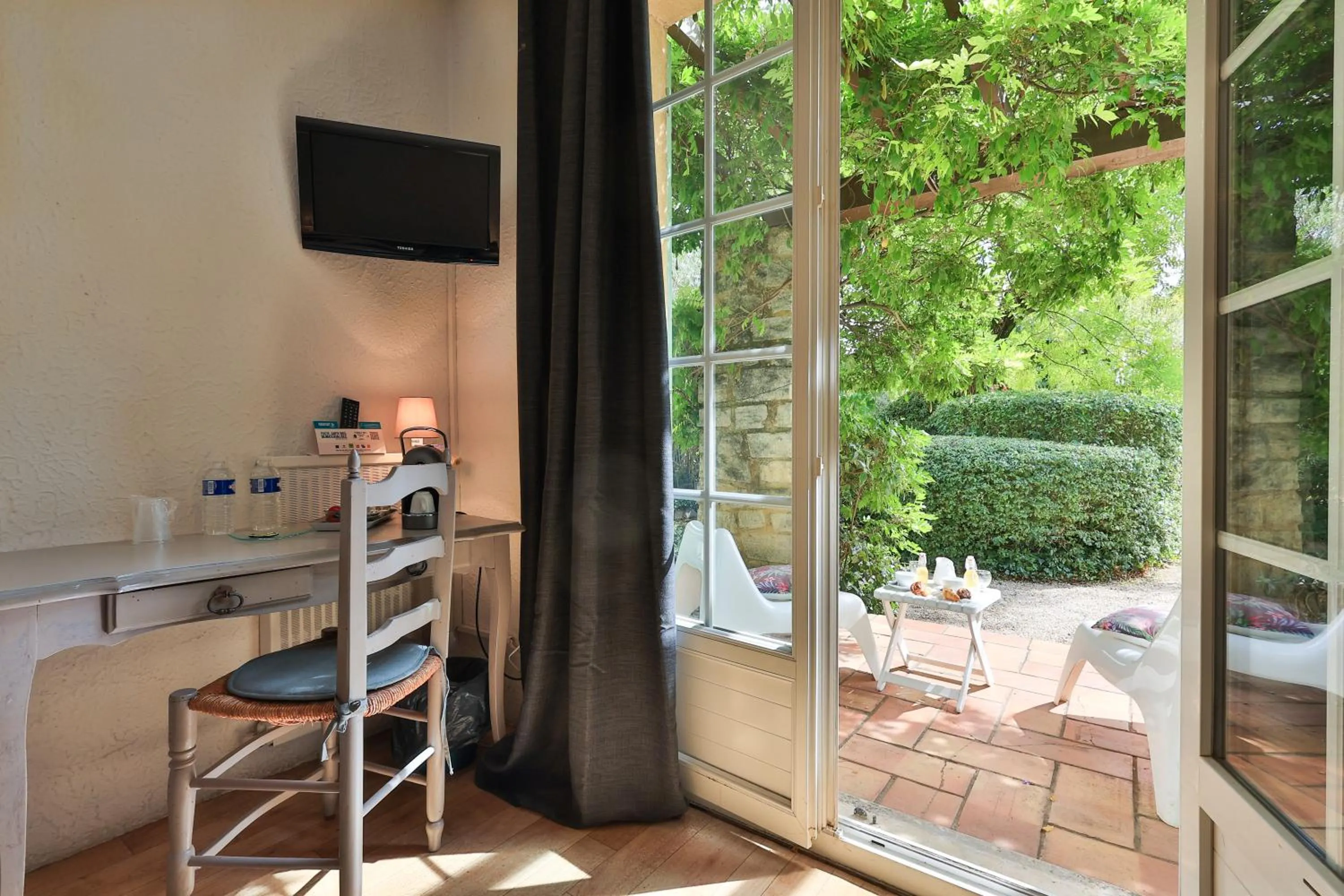 Patio in Logis Hôtel Castel Mouisson