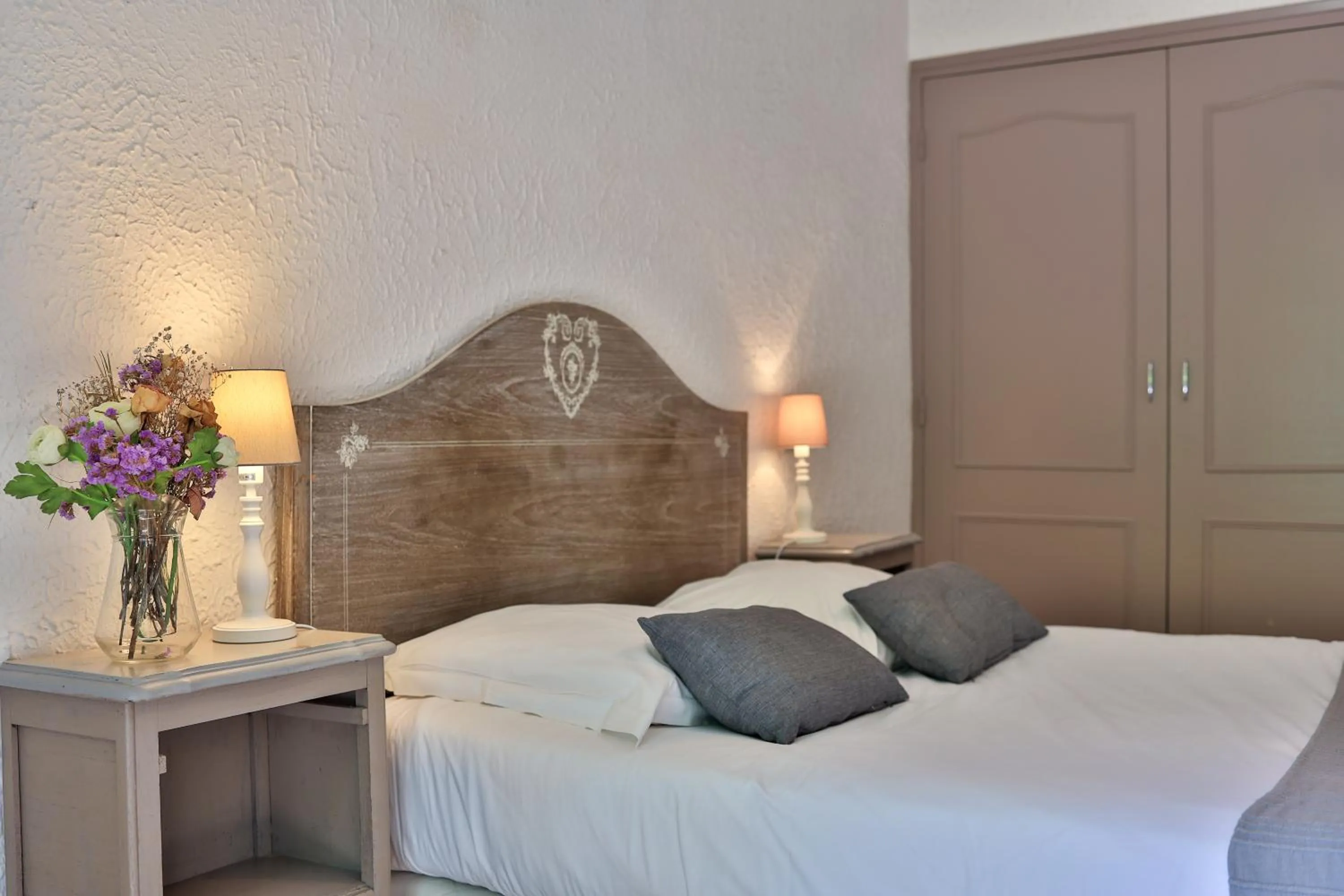 Bed in Logis Hôtel Castel Mouisson