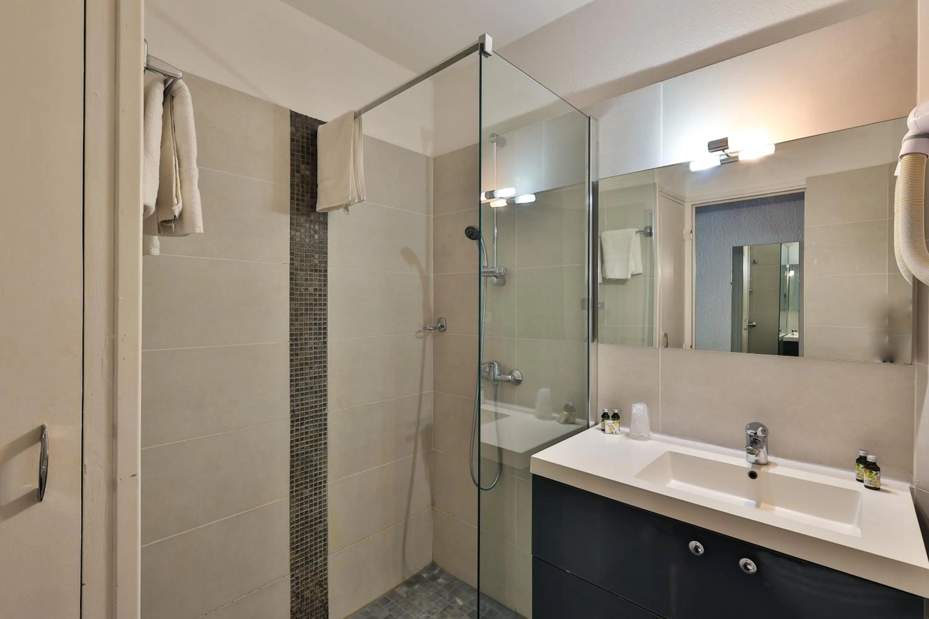 Shower in Logis Hôtel Castel Mouisson