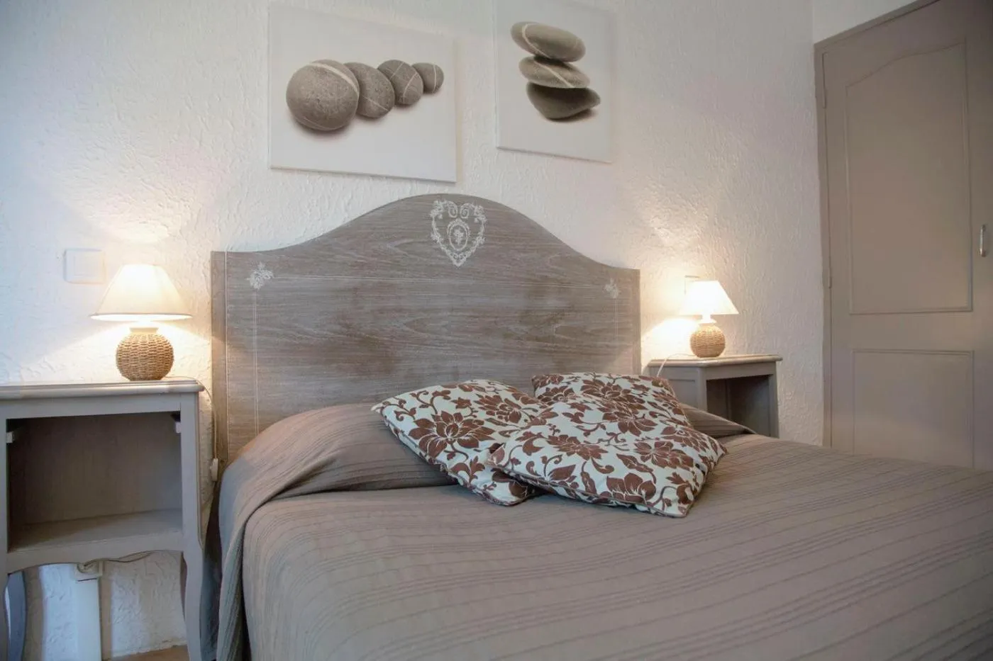 Bed in Logis Hôtel Castel Mouisson