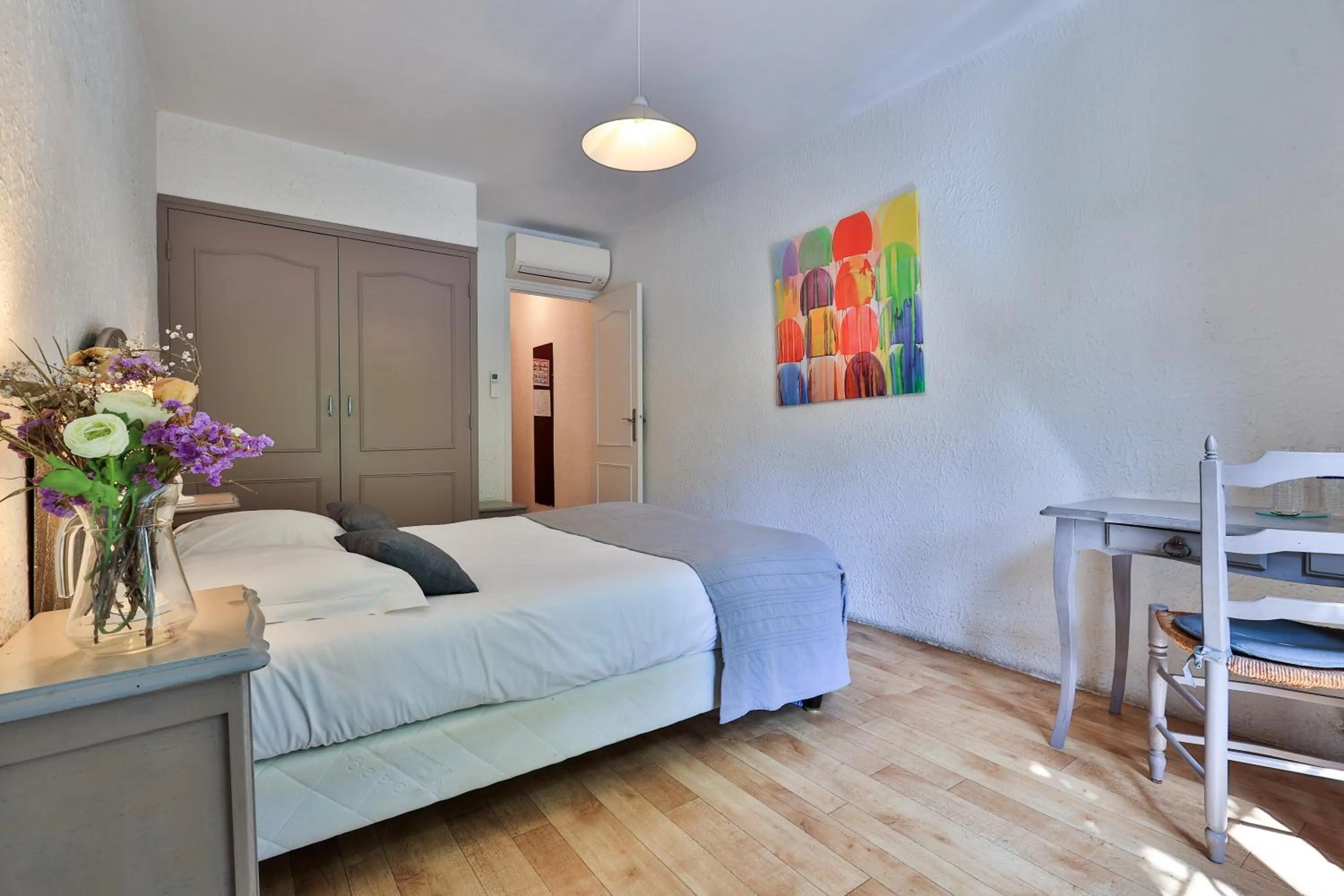 Bed in Logis Hôtel Castel Mouisson