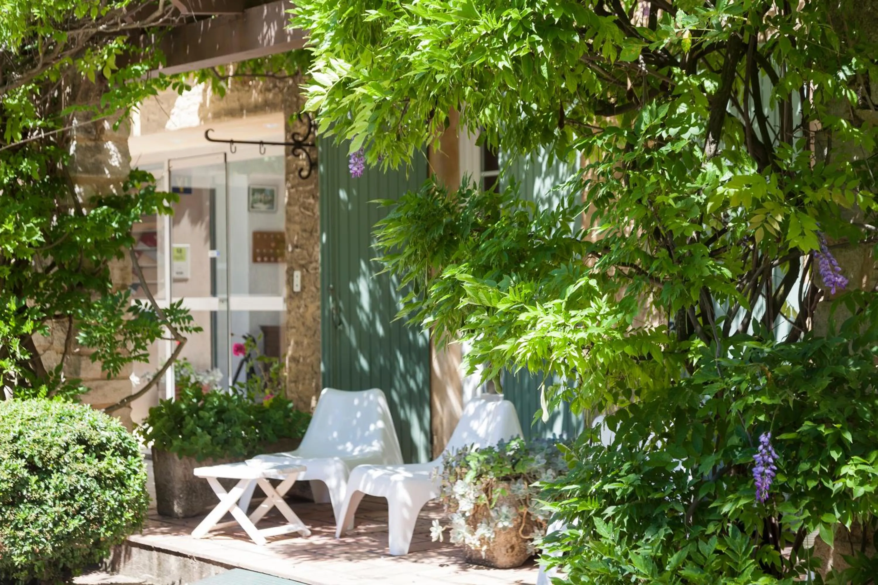 Patio in Logis Hôtel Castel Mouisson