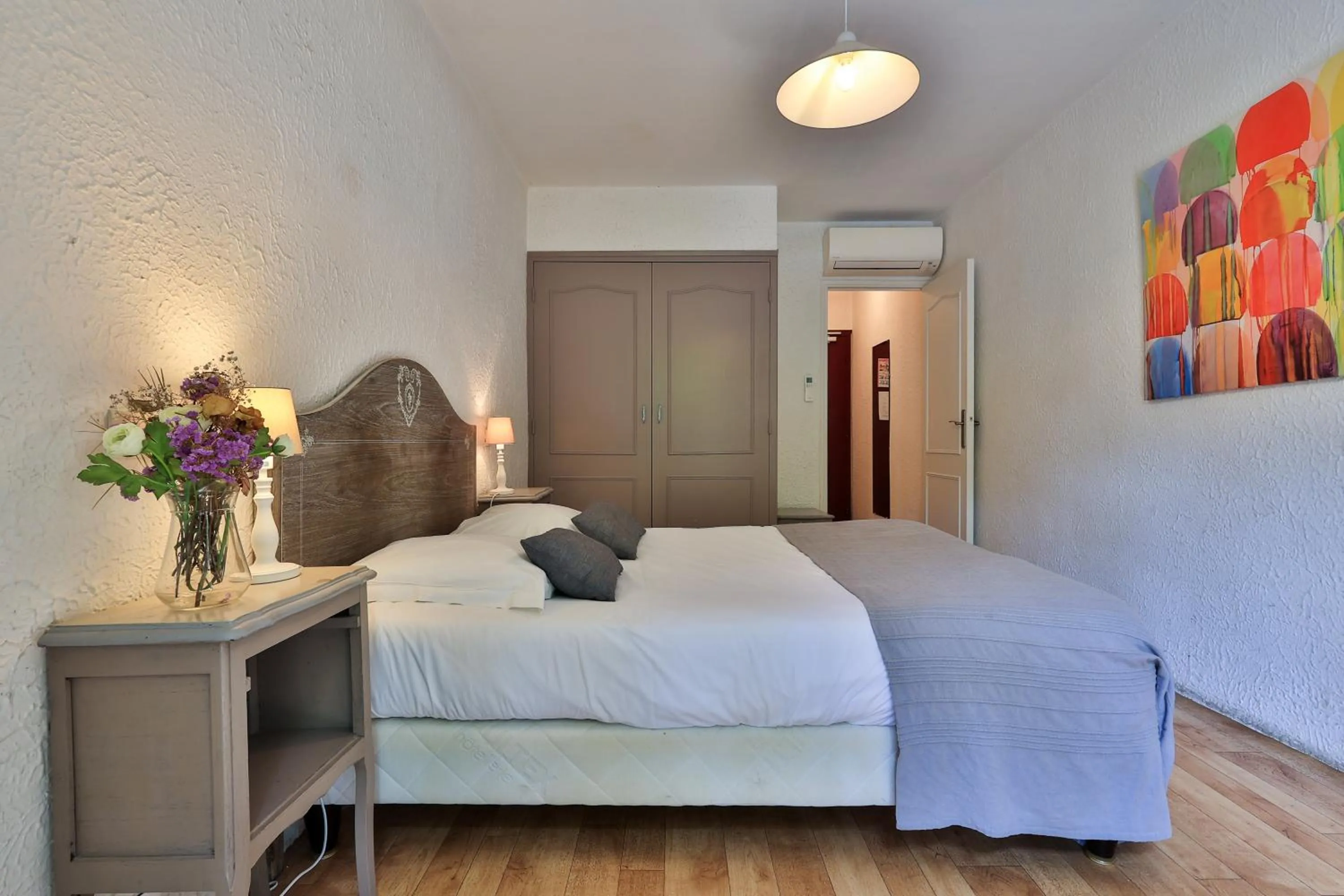 Bed in Logis Hôtel Castel Mouisson