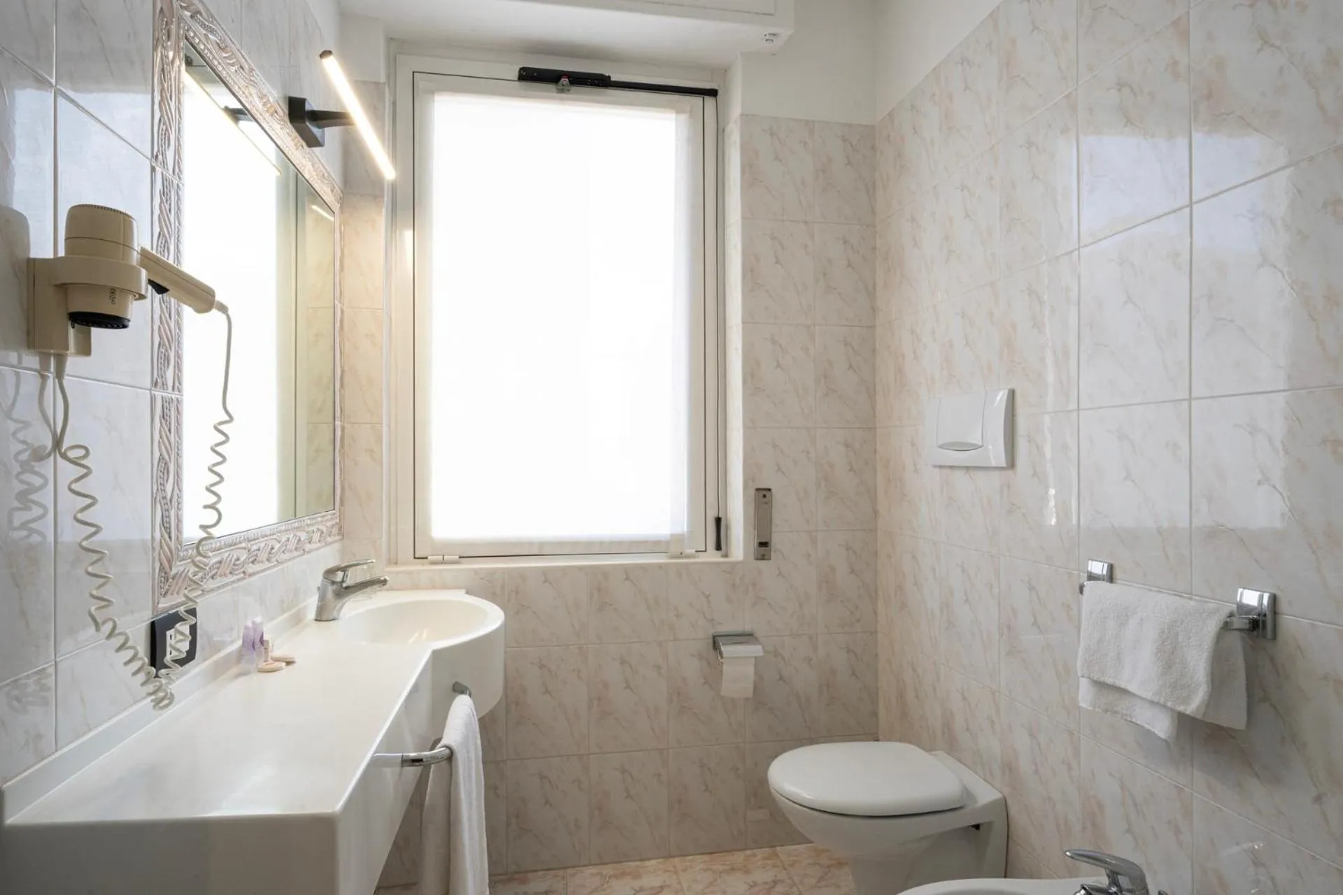 Shower in Cavour 30TRE - Hotel Moderno
