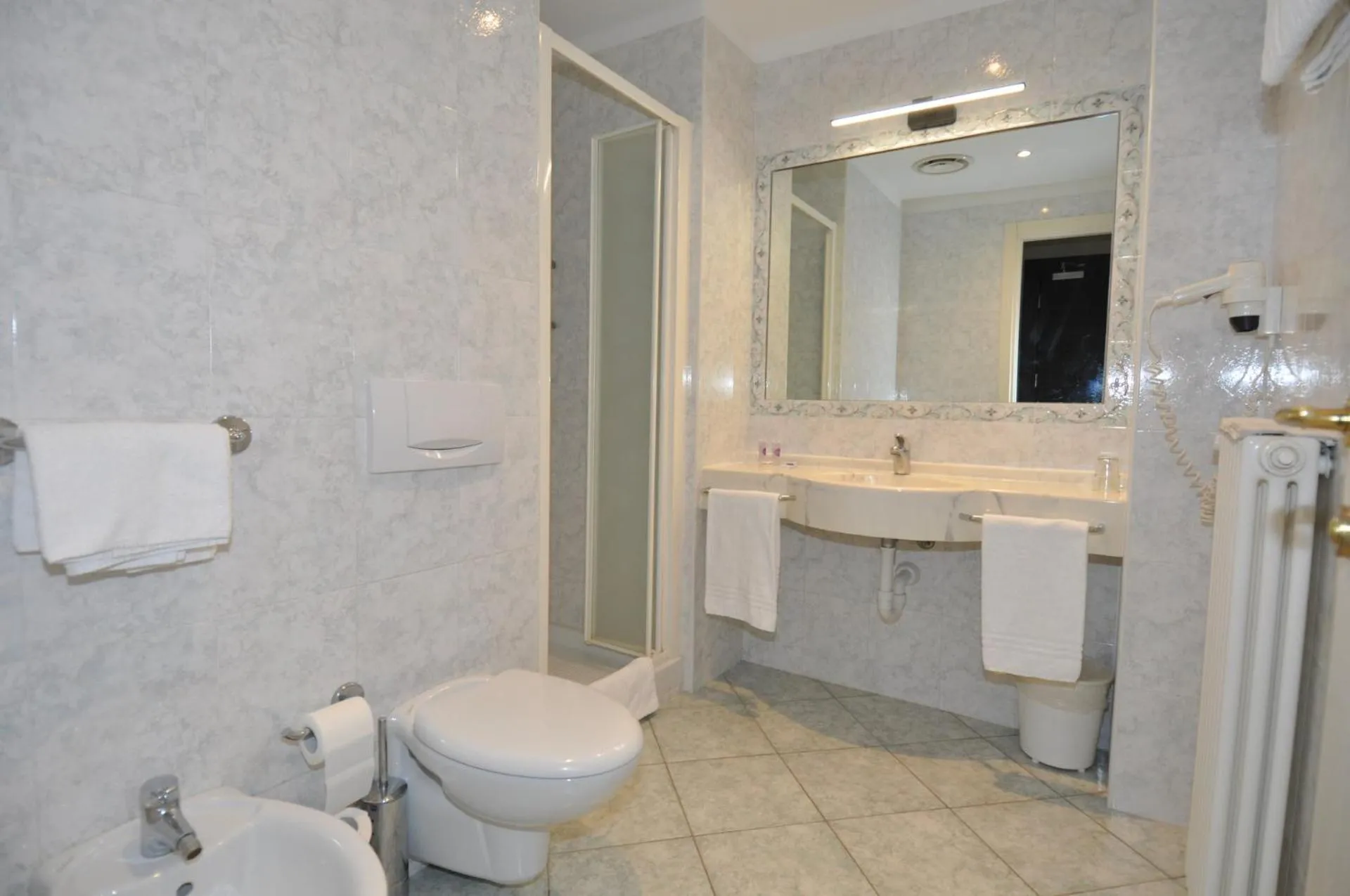 Shower in Cavour 30TRE - Hotel Moderno