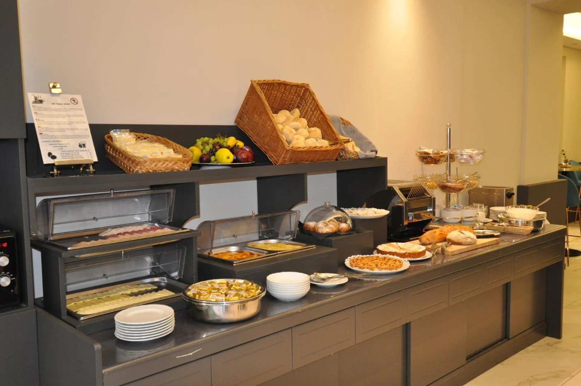 Buffet breakfast in Cavour 30TRE - Hotel Moderno