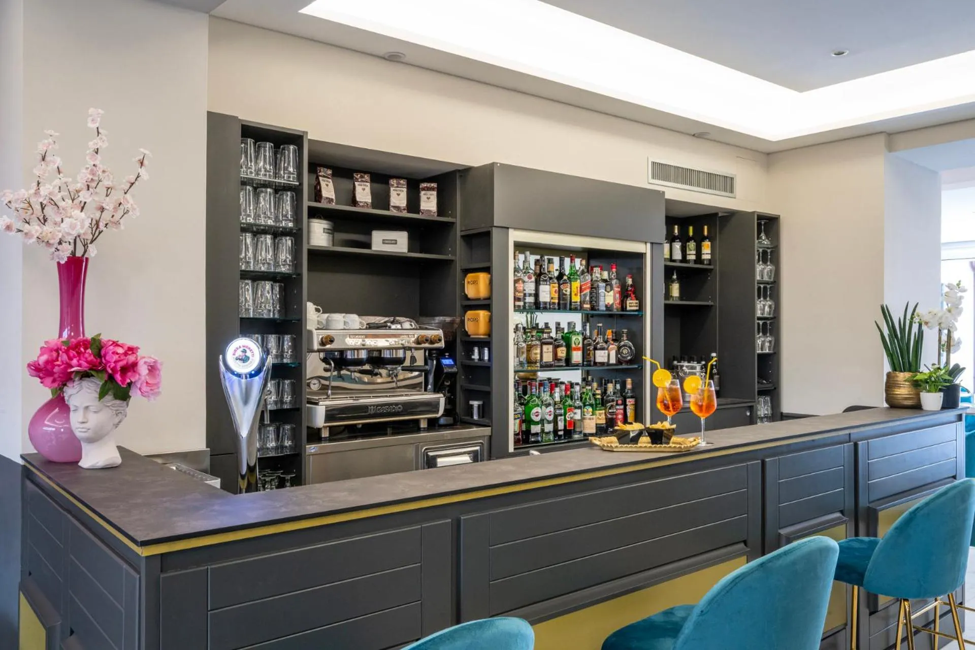 Lounge or bar in Cavour 30TRE - Hotel Moderno