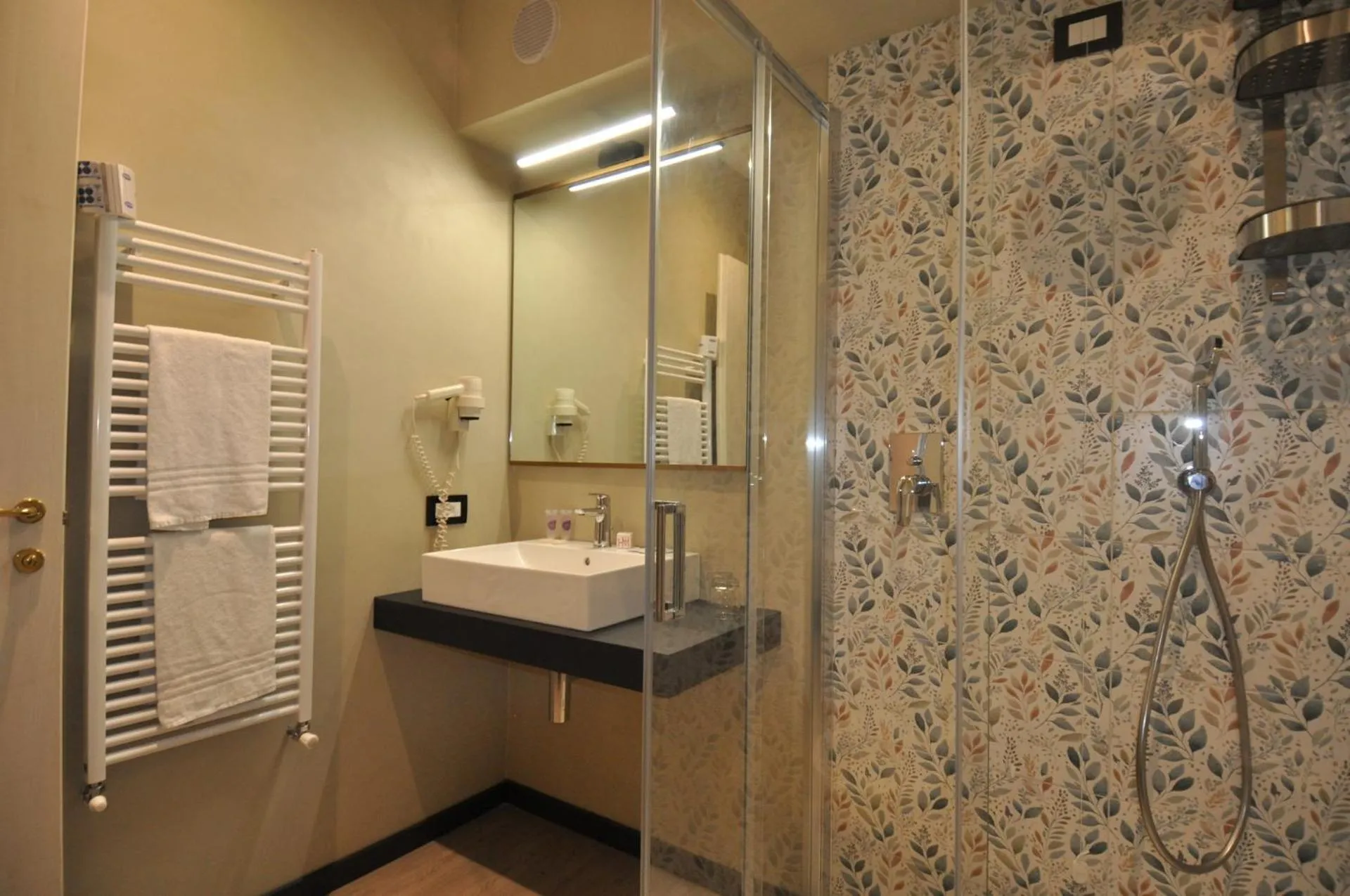Shower in Cavour 30TRE - Hotel Moderno