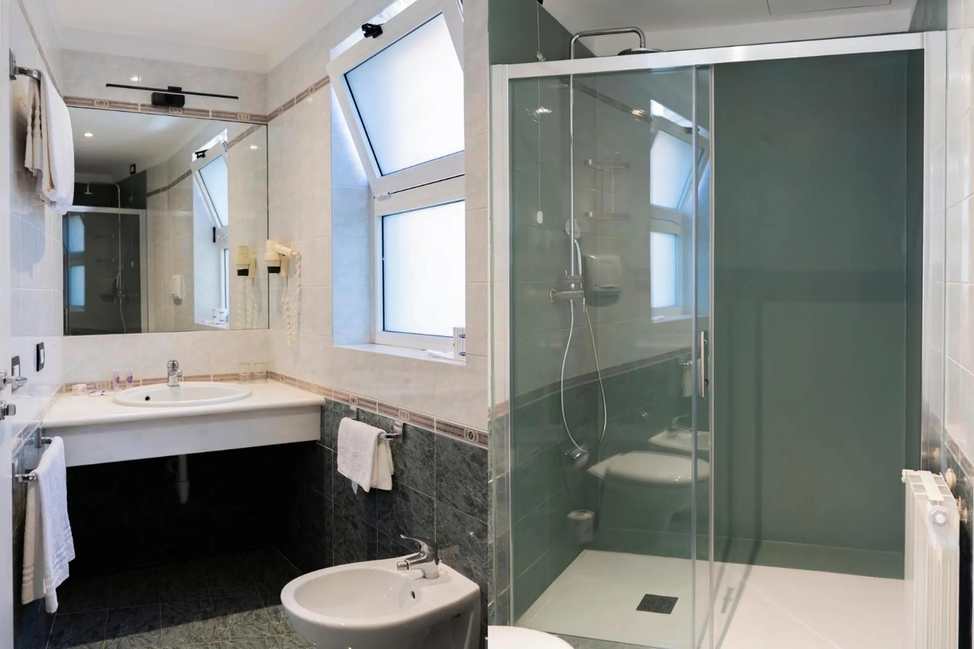 Shower in Cavour 30TRE - Hotel Moderno