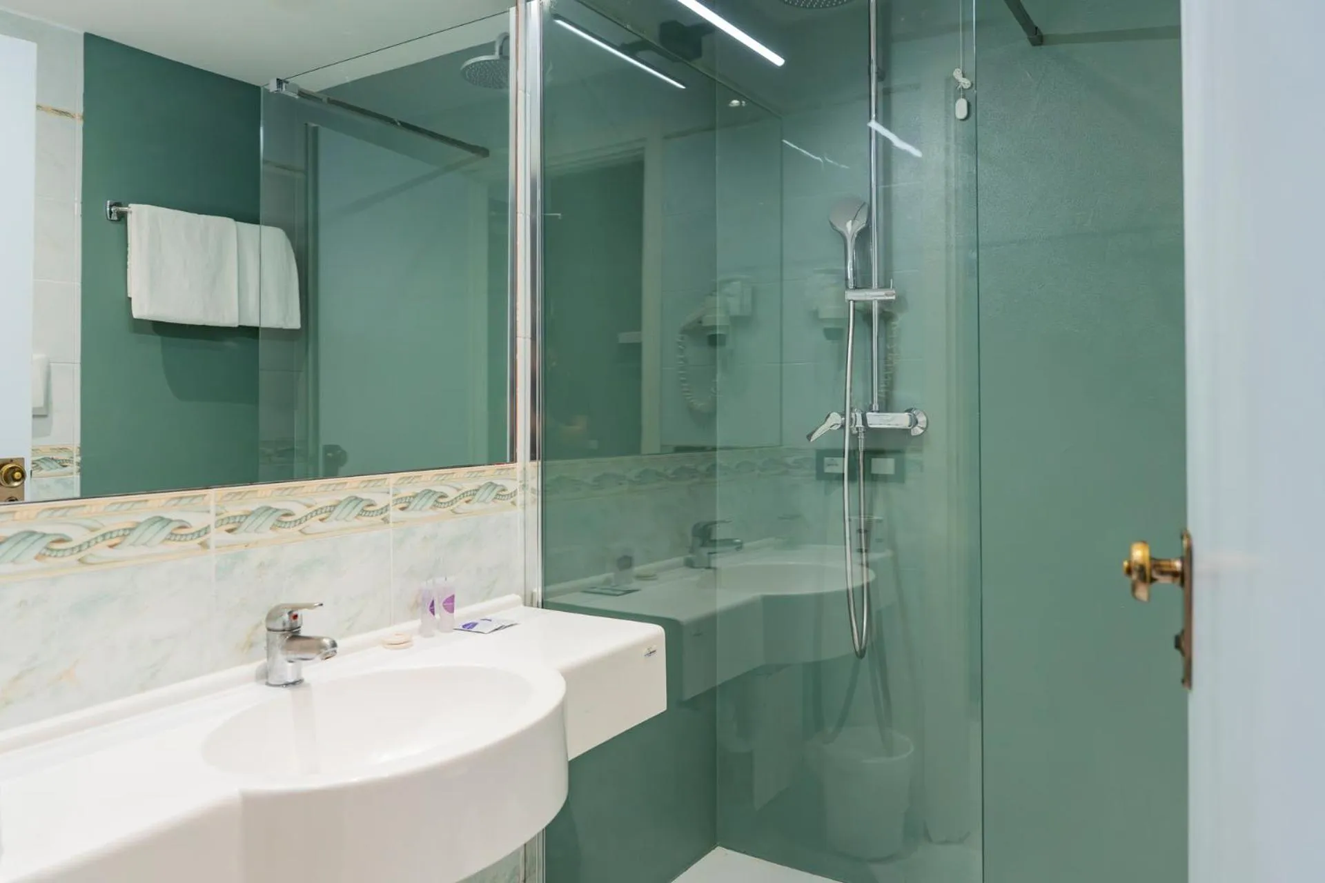 Shower in Cavour 30TRE - Hotel Moderno