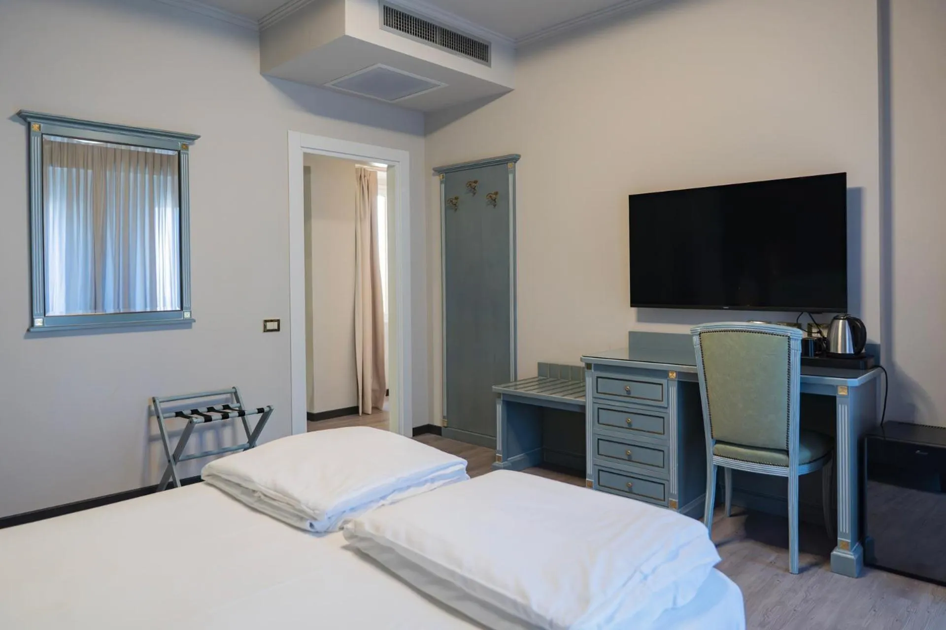 TV and multimedia, Bed in Cavour 30TRE - Hotel Moderno