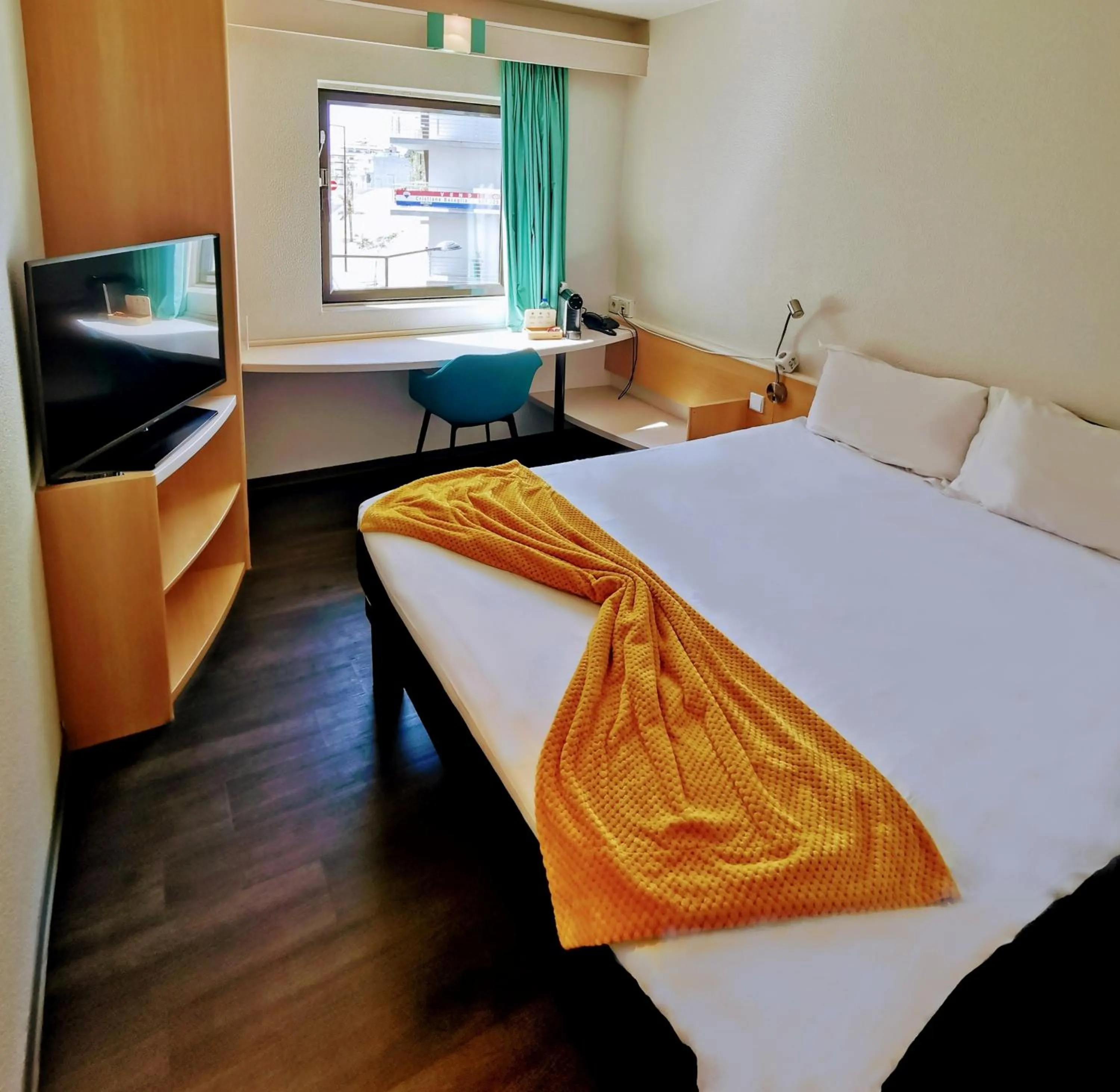 Coffee/tea facilities, Bed in Hotel ibis Leiria Fatima