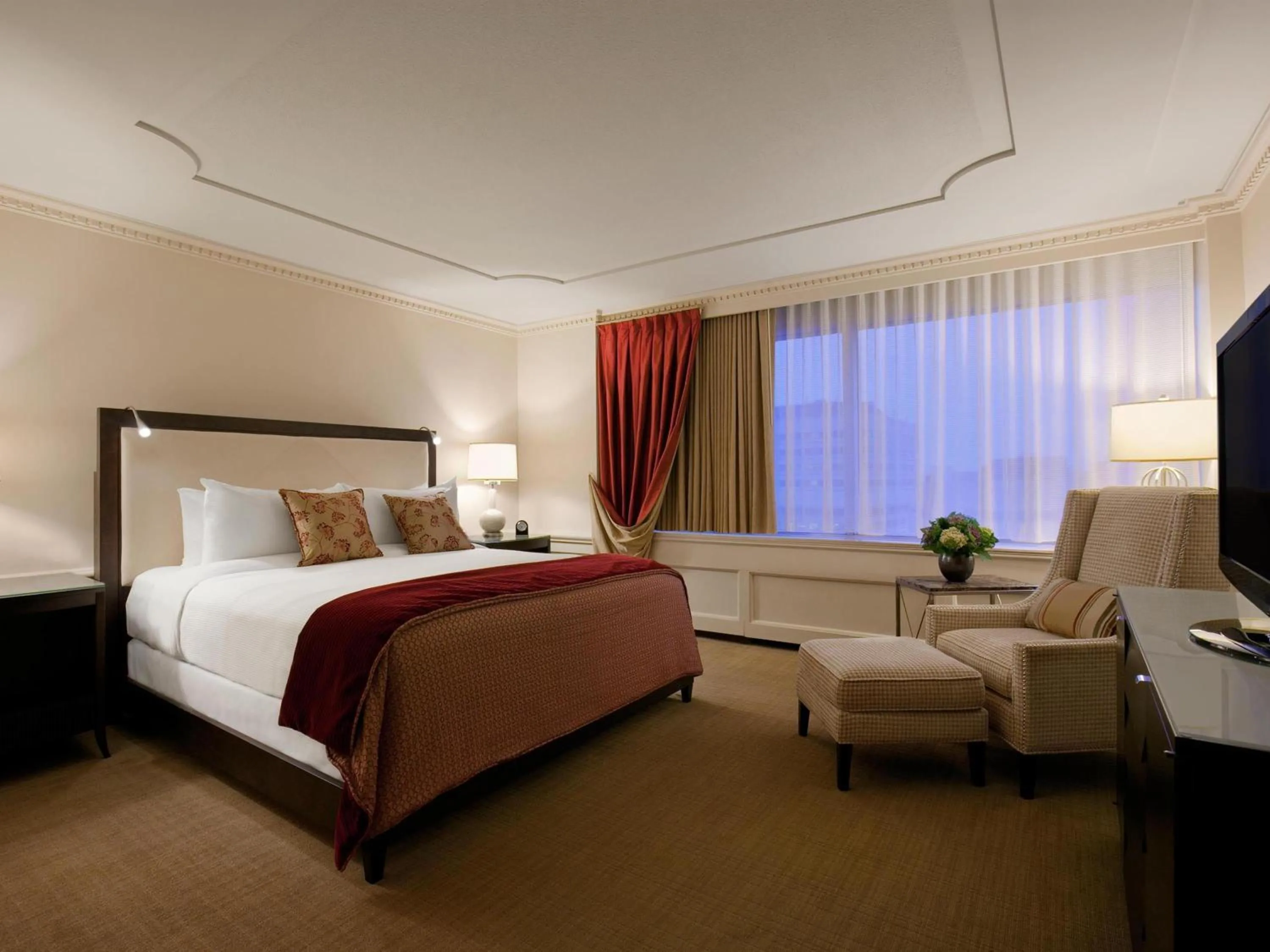 Bedroom, Bed in Fairmont Winnipeg