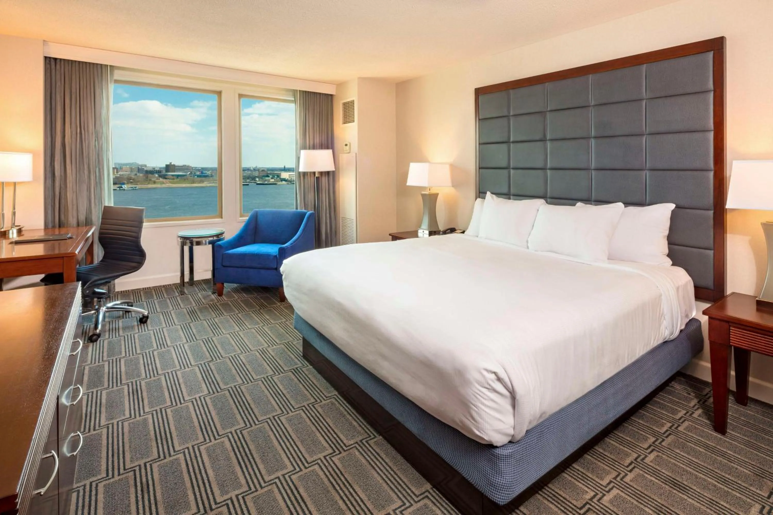 Bedroom, Bed in Hilton Philadelphia at Penn's Landing
