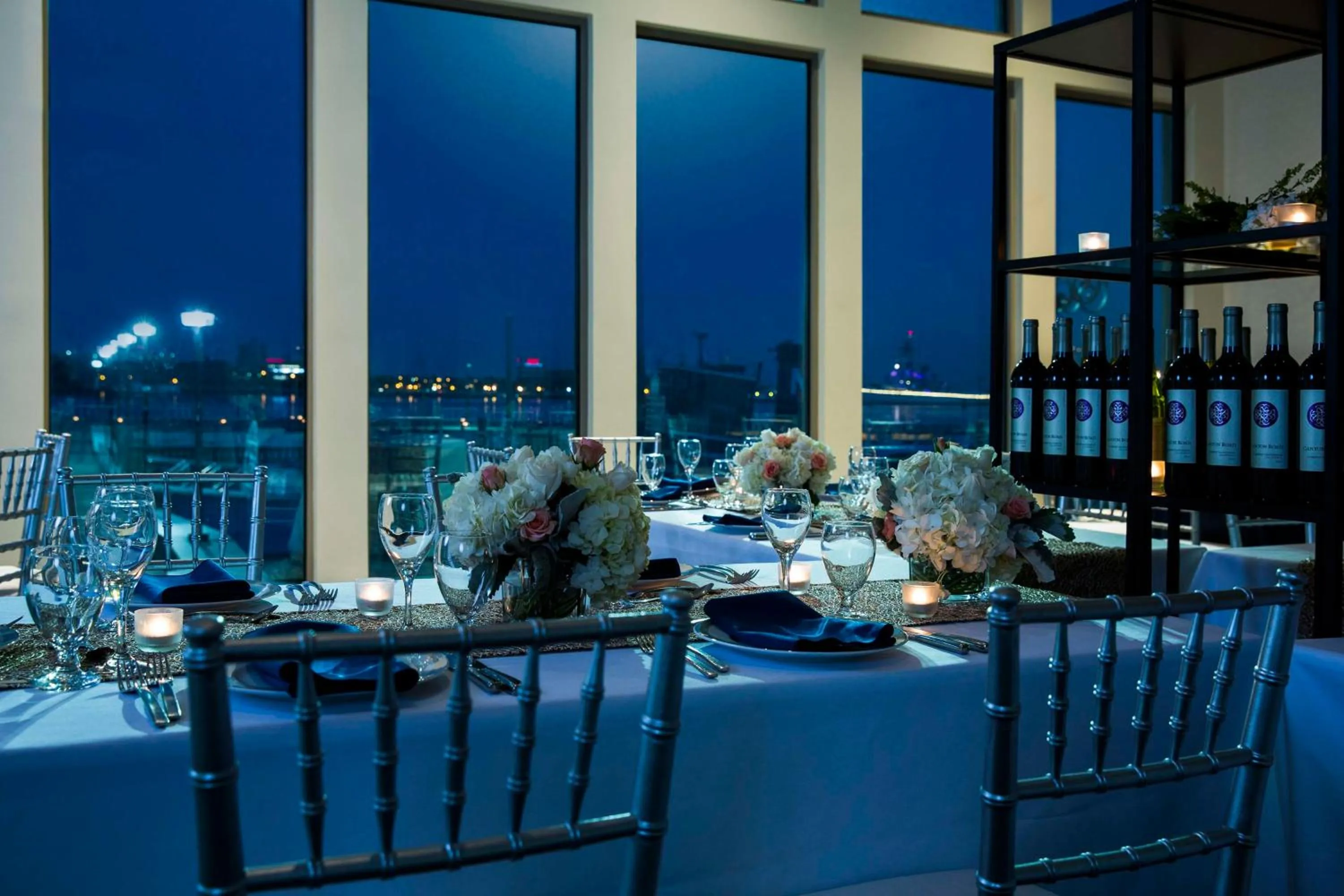 Restaurant/places to eat in Hilton Philadelphia at Penn's Landing