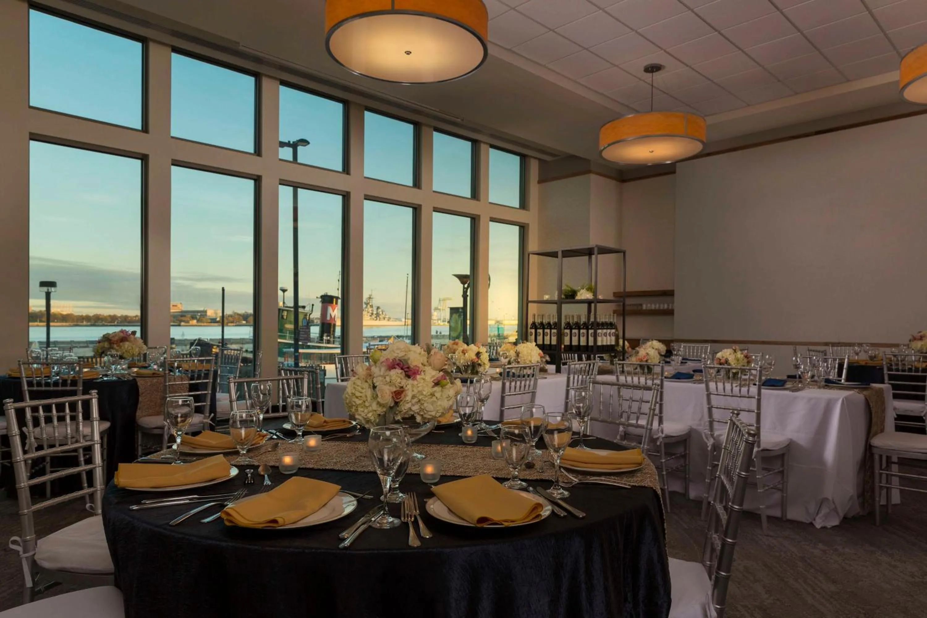 Restaurant/places to eat in Hilton Philadelphia at Penn's Landing