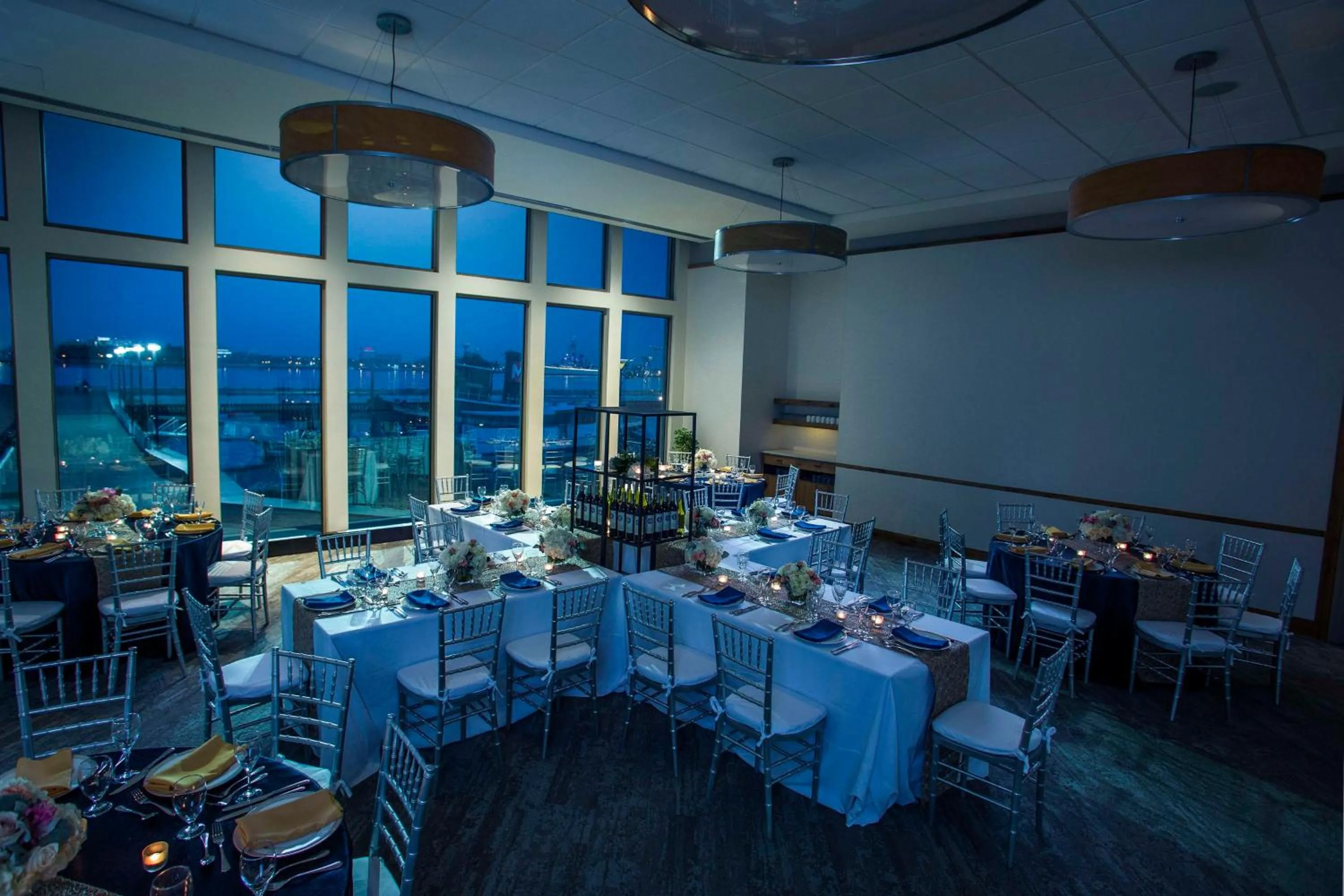 Restaurant/places to eat in Hilton Philadelphia at Penn's Landing