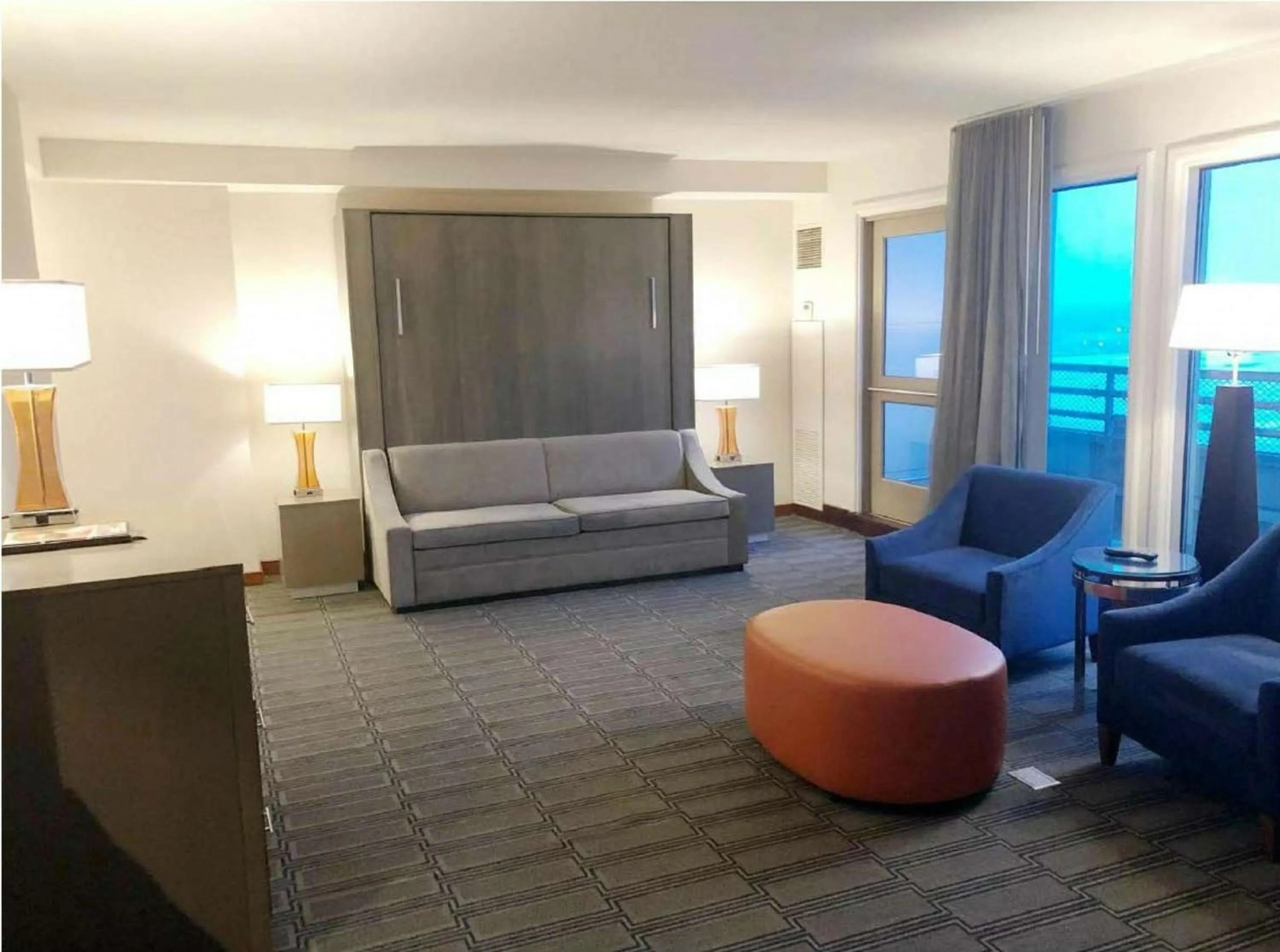 Living room in Hilton Philadelphia at Penn's Landing
