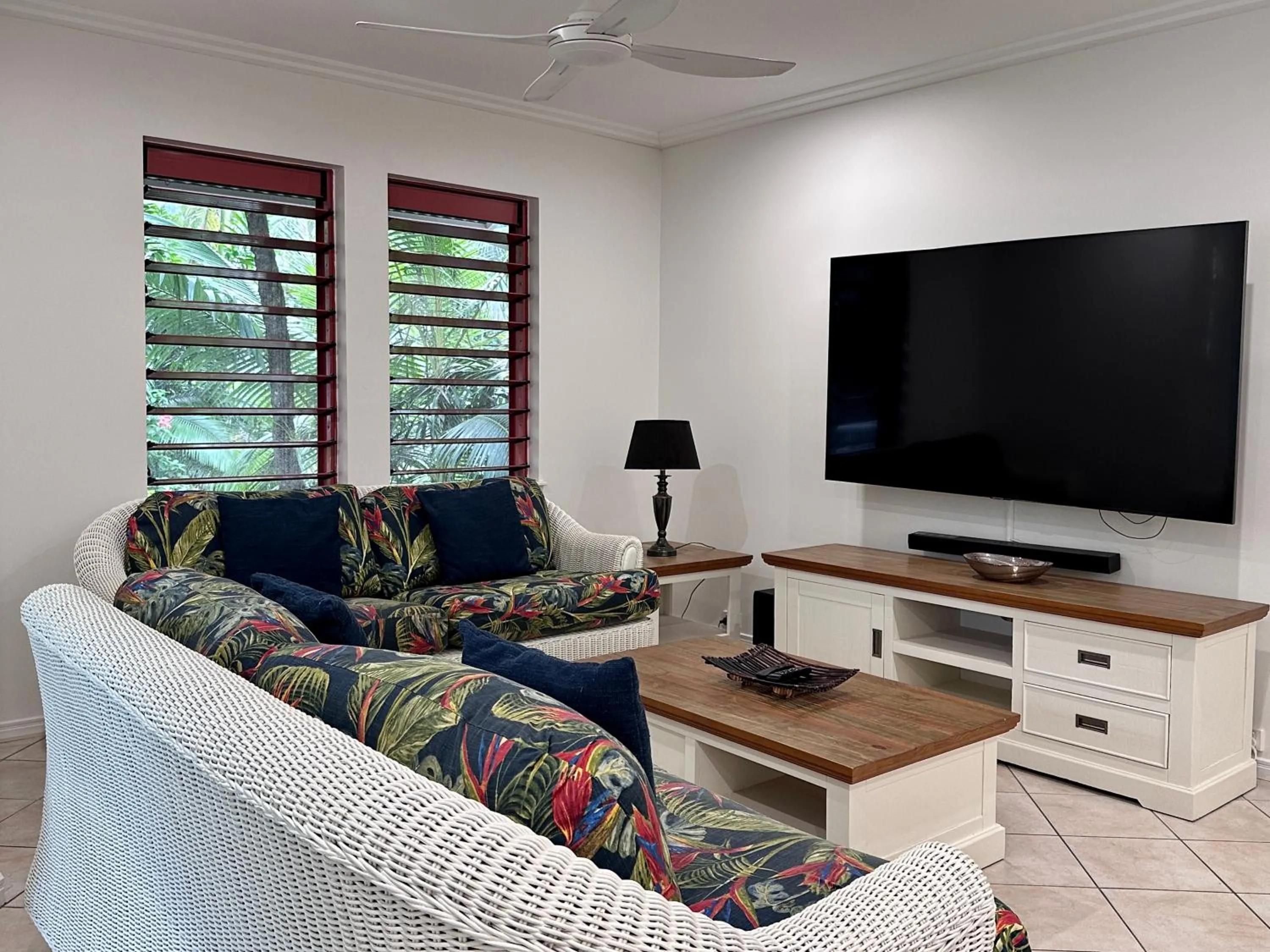 TV and multimedia in Oasis at Palm Cove