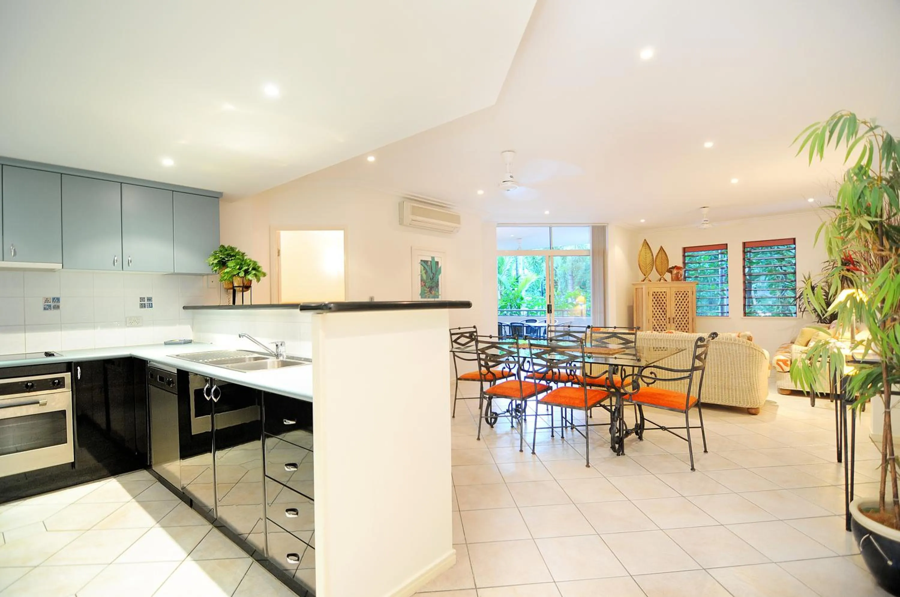 Kitchen or kitchenette in Oasis at Palm Cove