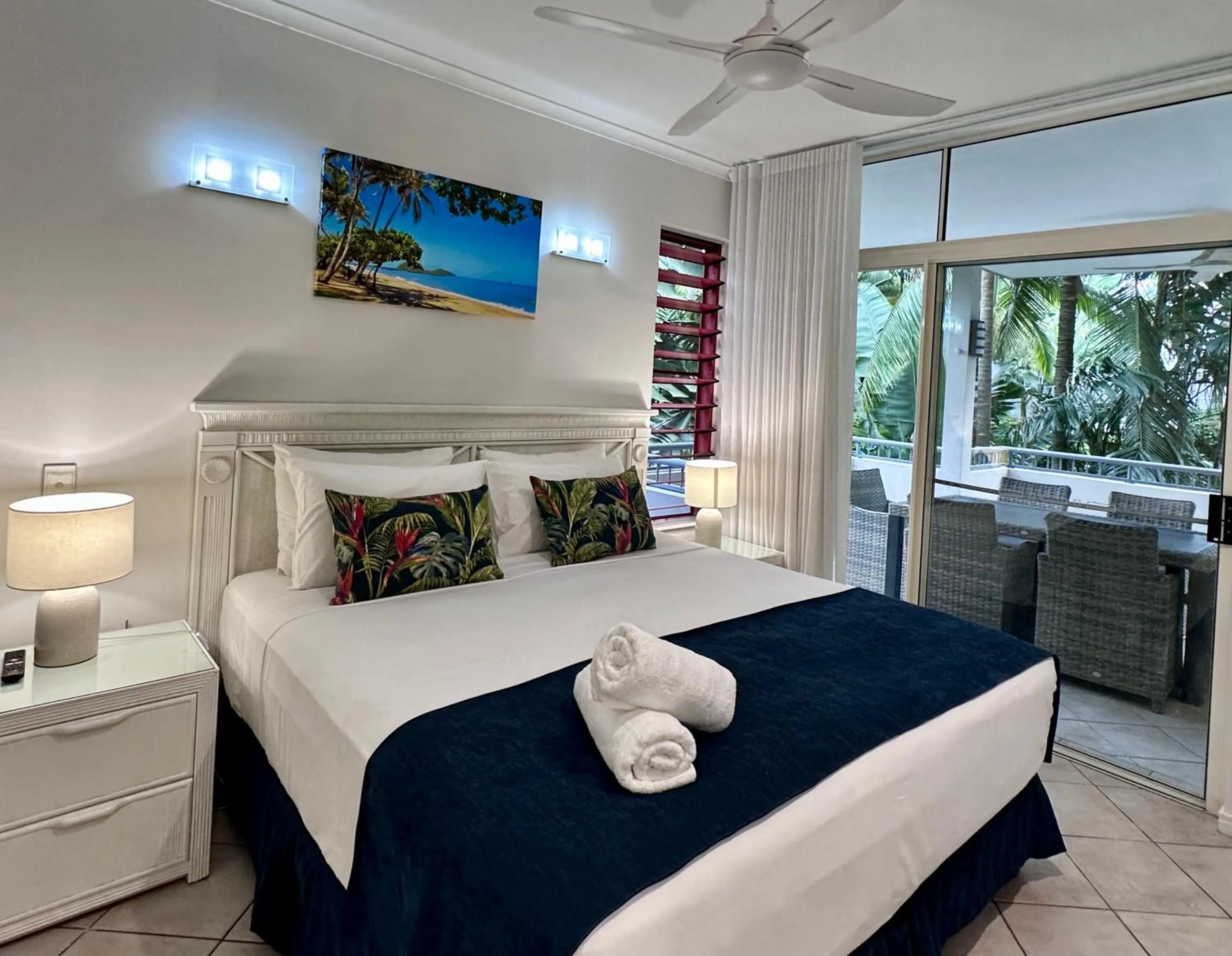 Bedroom, Bed in Oasis at Palm Cove