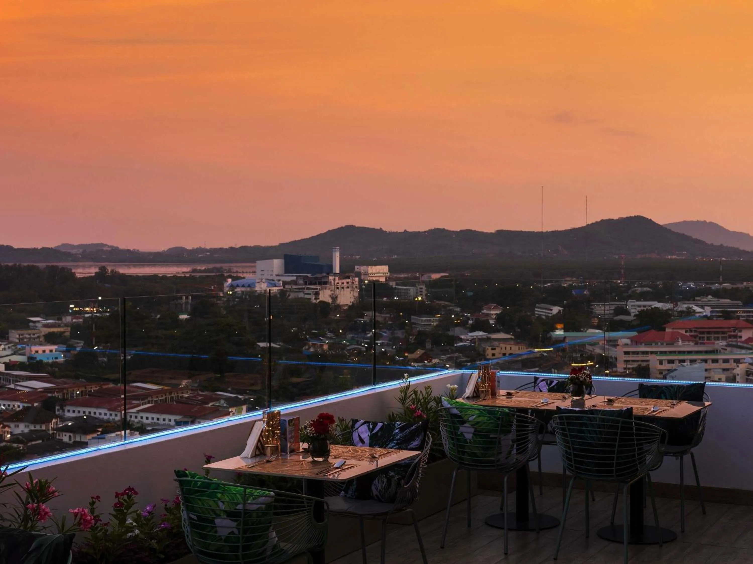 Lounge or bar in Novotel Phuket City Phokeethra