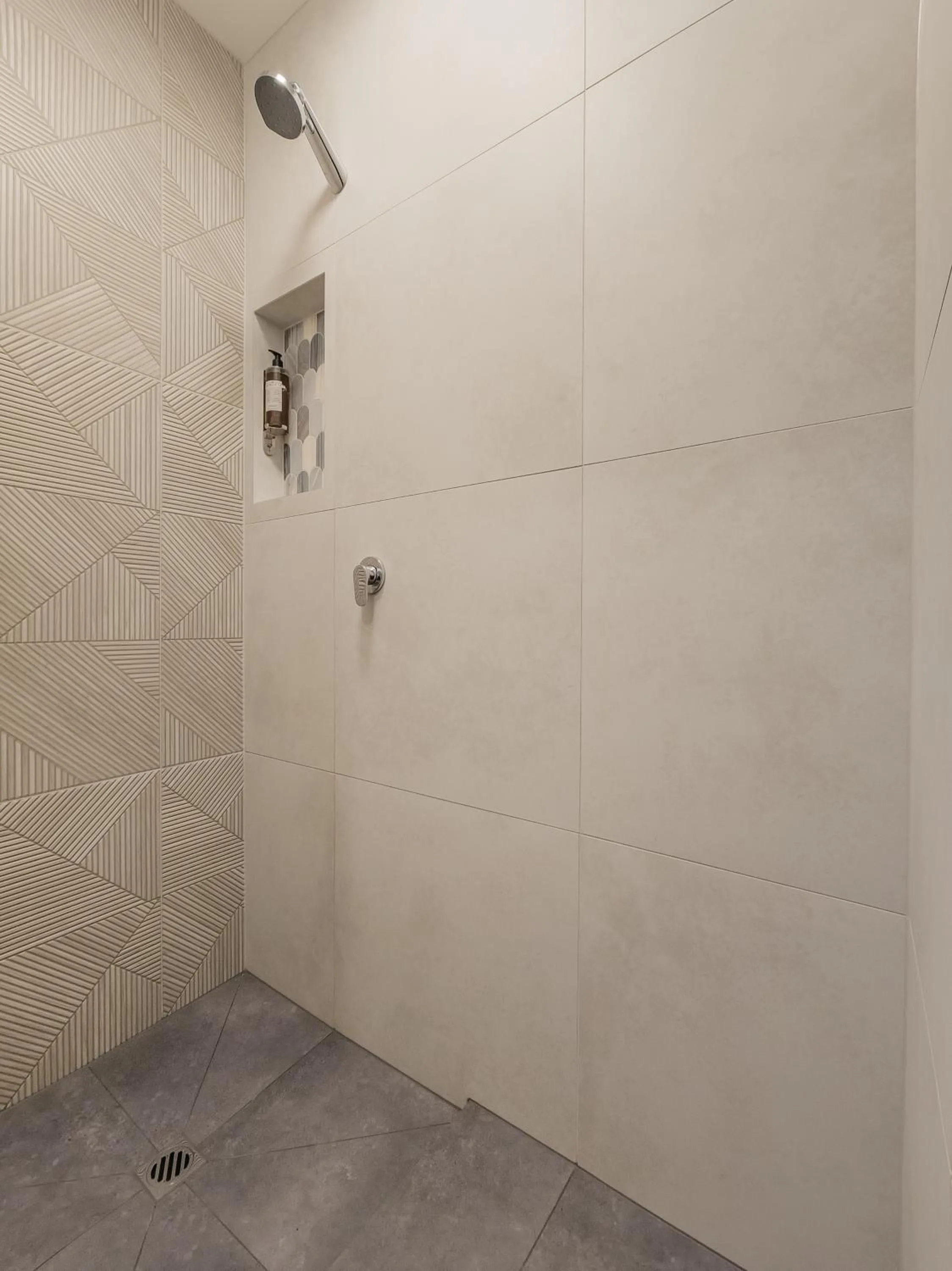 Shower in Melbourne Lodge Queenstown