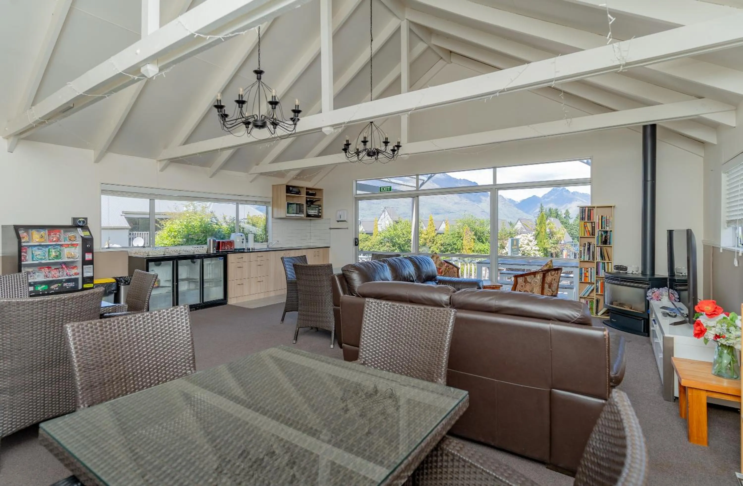 Communal lounge/ TV room in Melbourne Lodge Queenstown