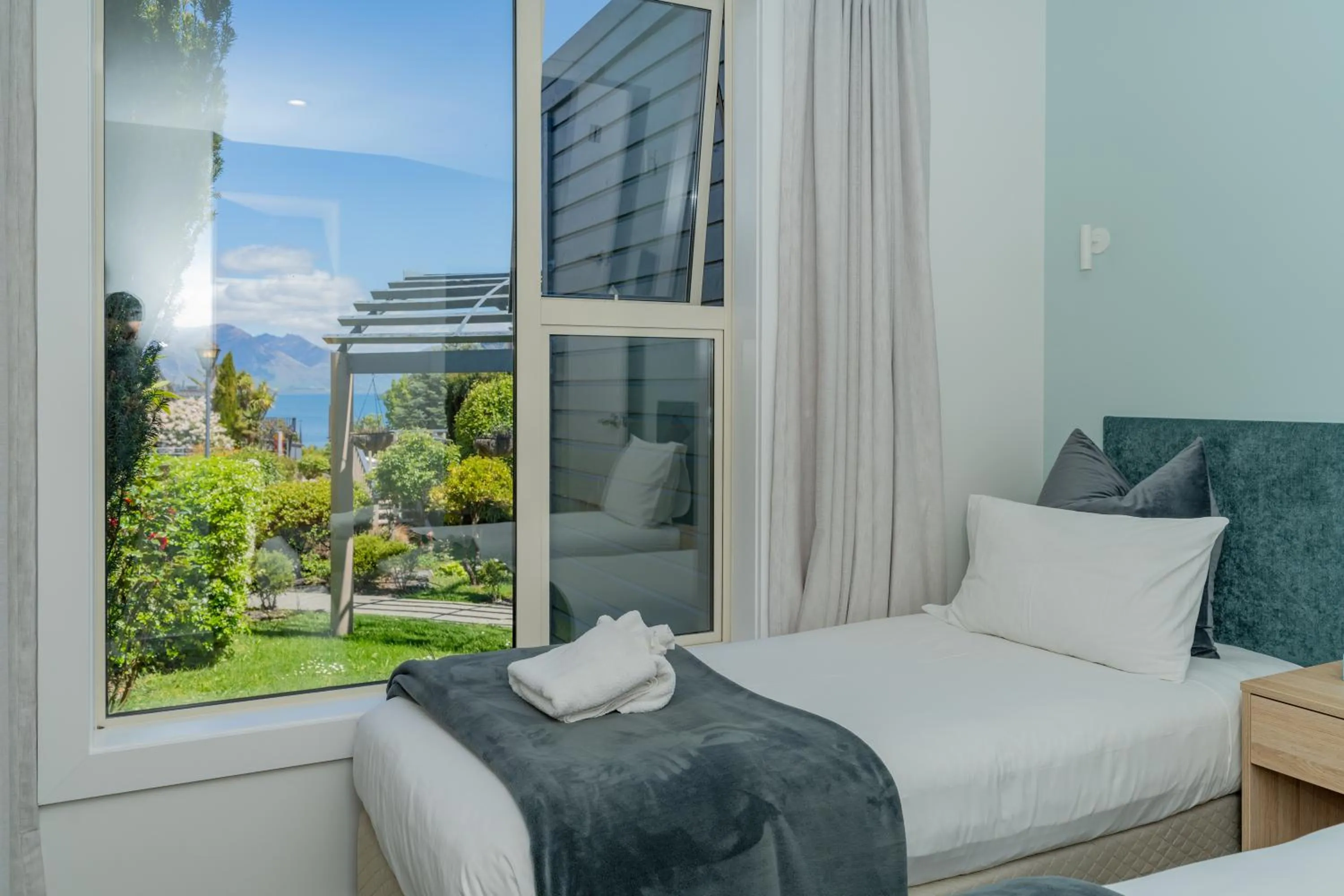 Garden view, Bed in Melbourne Lodge Queenstown