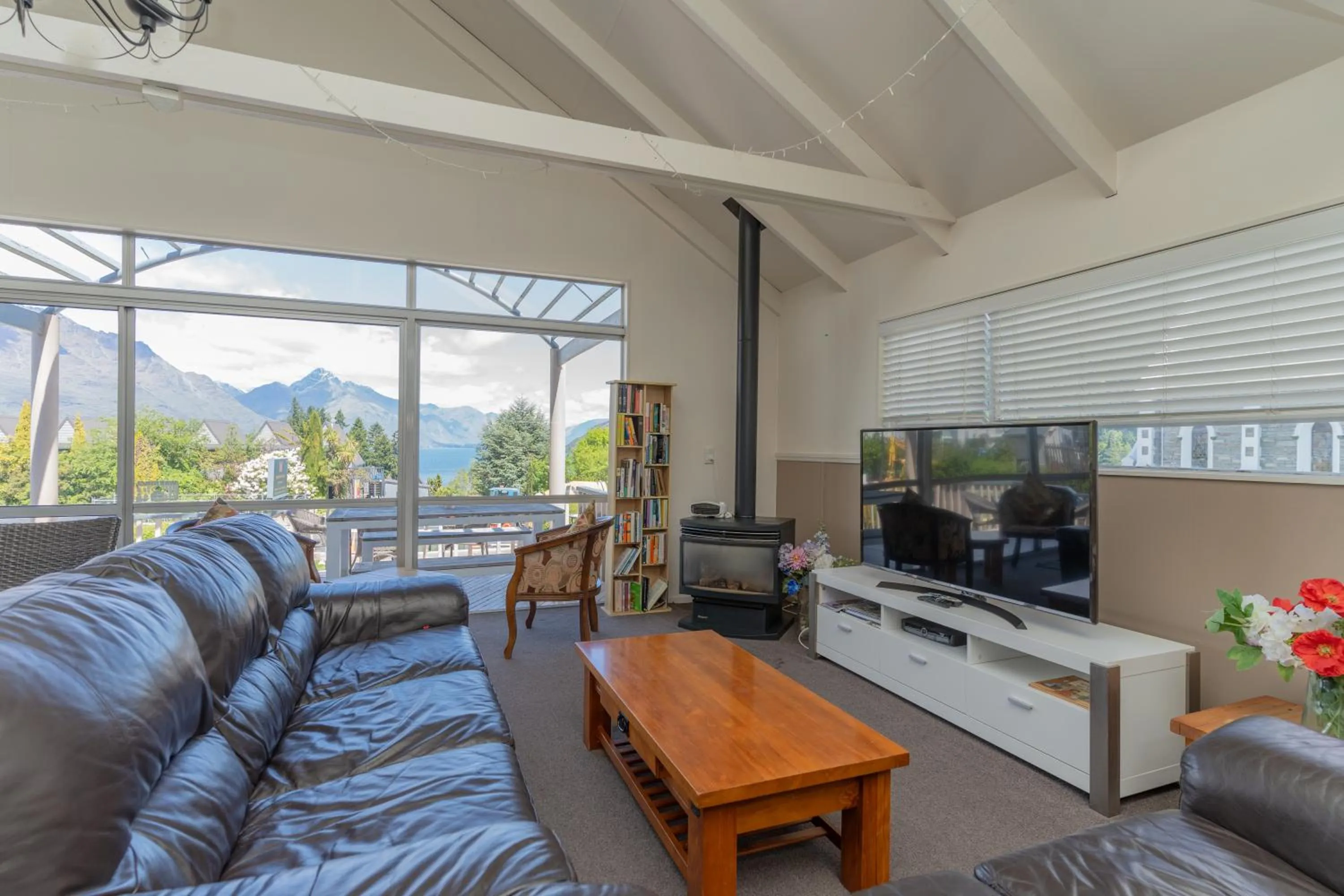 Communal lounge/ TV room in Melbourne Lodge Queenstown
