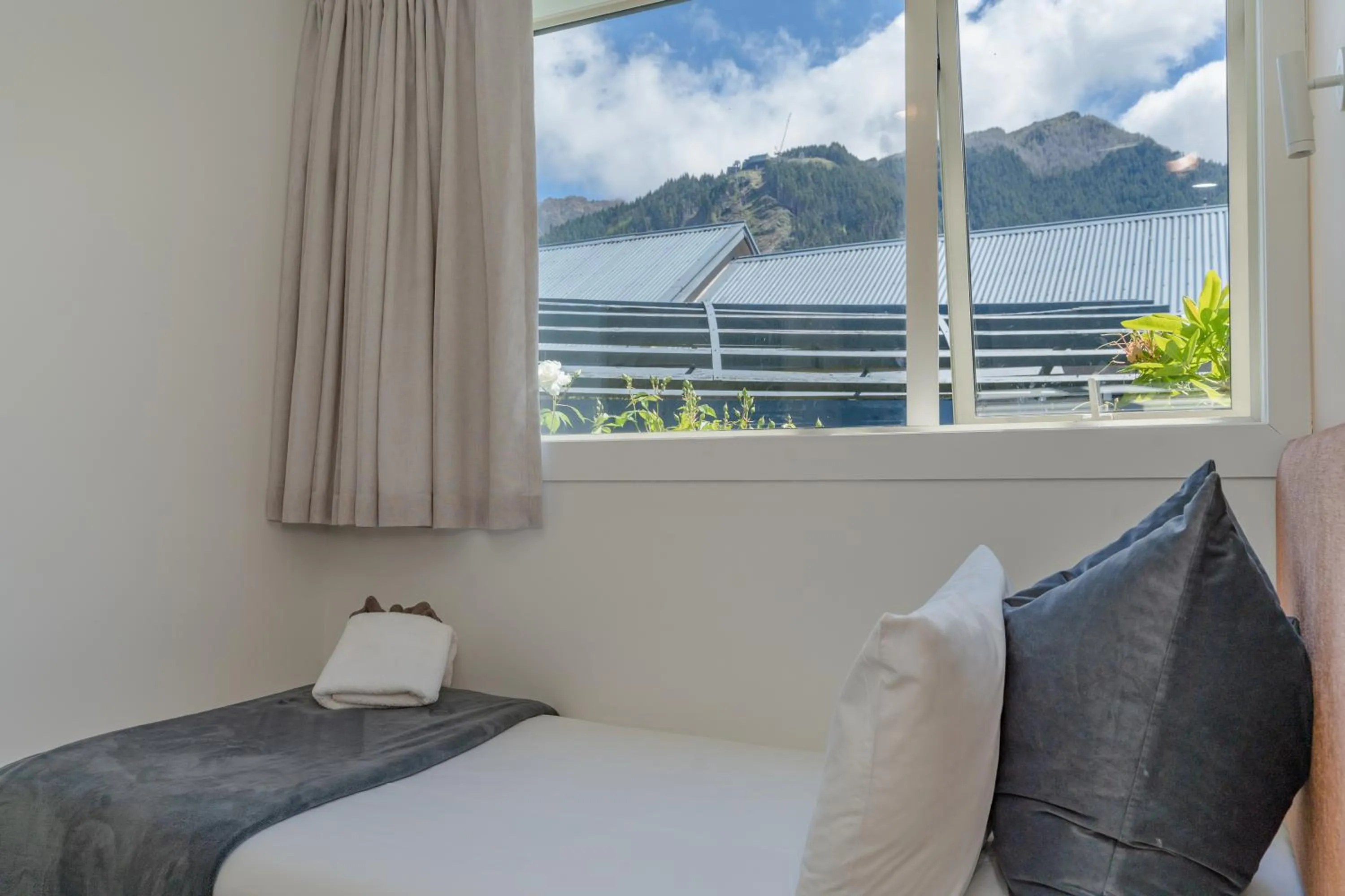 Bed in Melbourne Lodge Queenstown