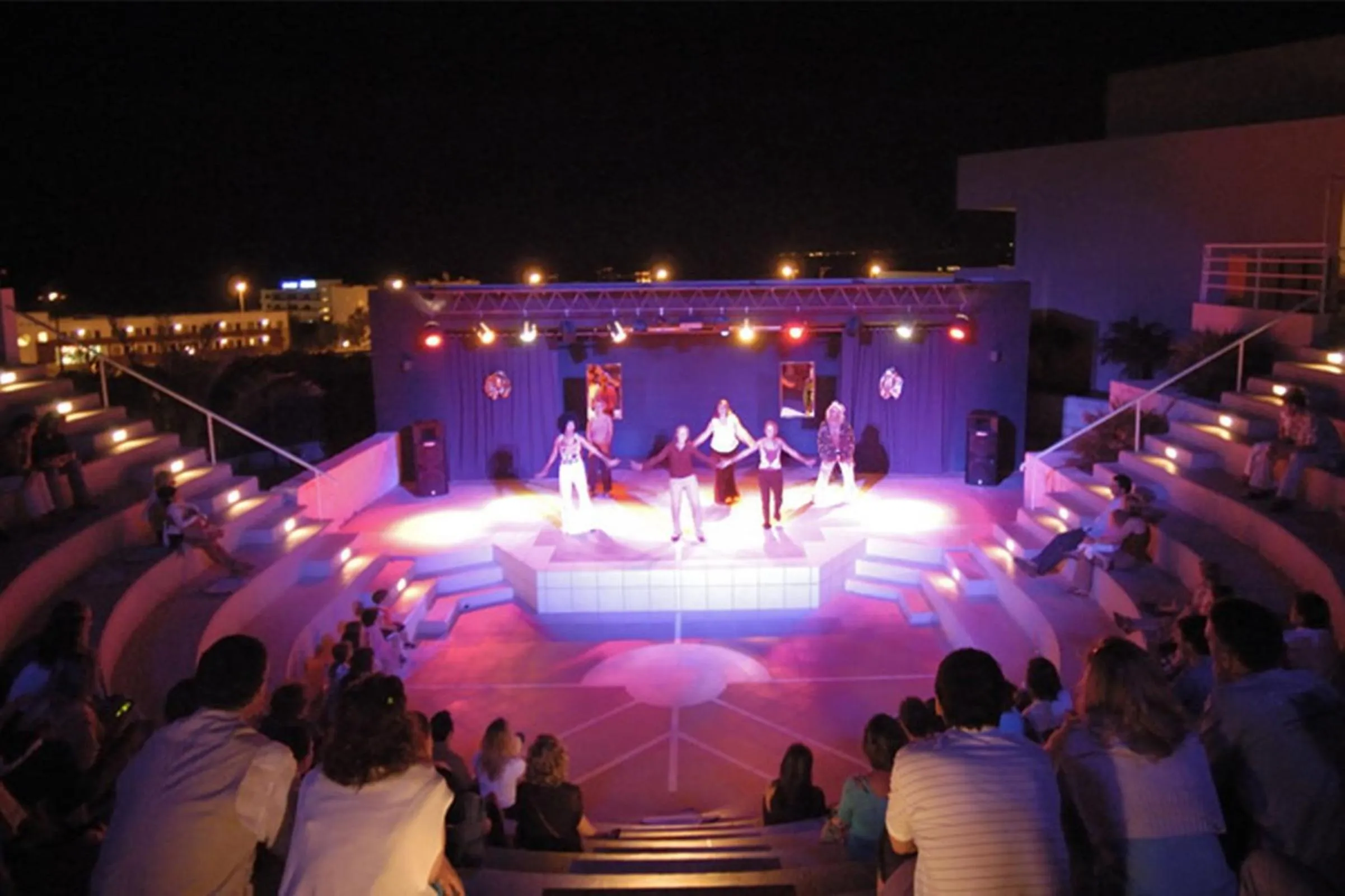 Evening entertainment in Grand Hotel Holiday Resort