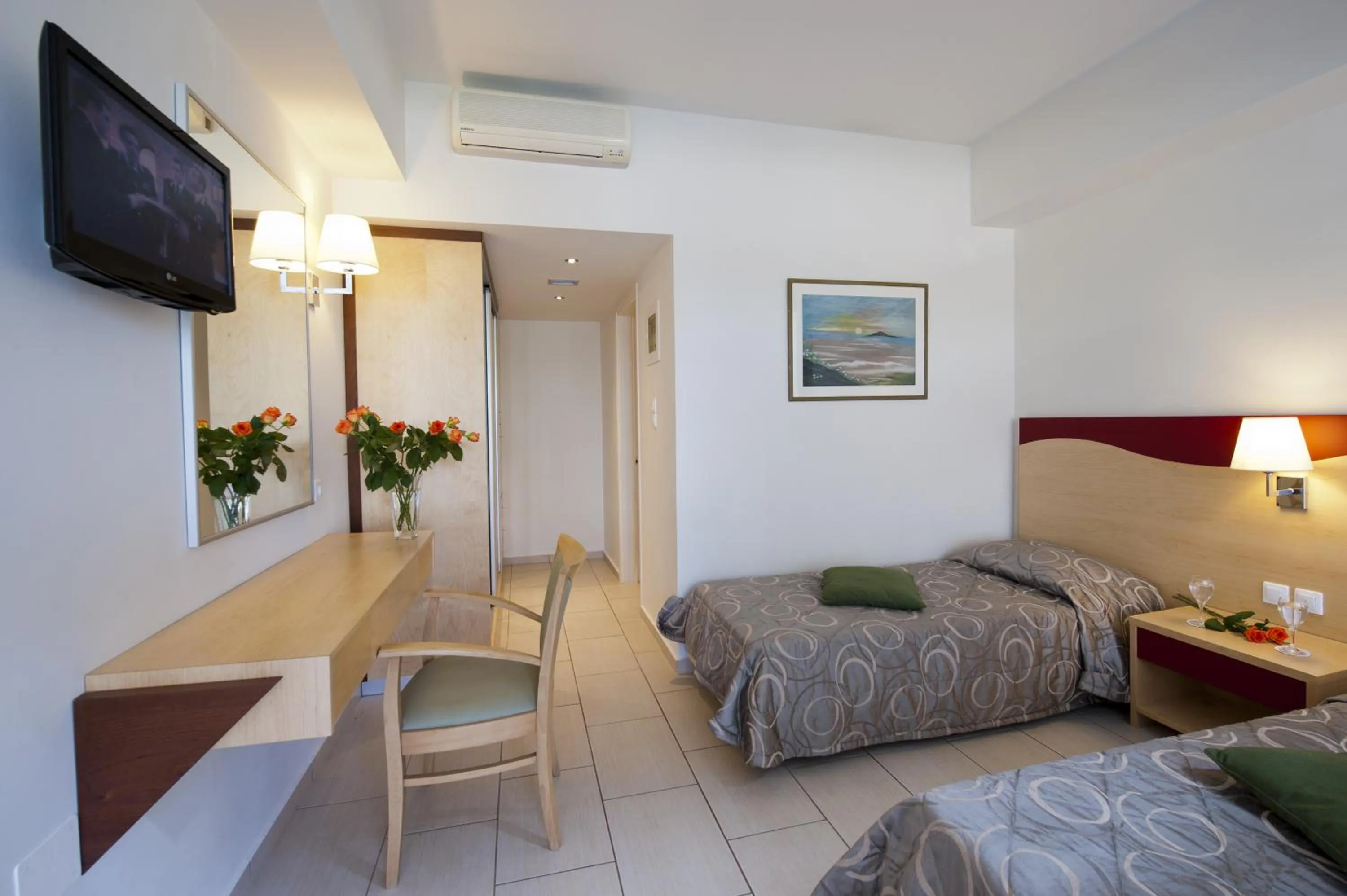 TV and multimedia, Bed in Grand Hotel Holiday Resort