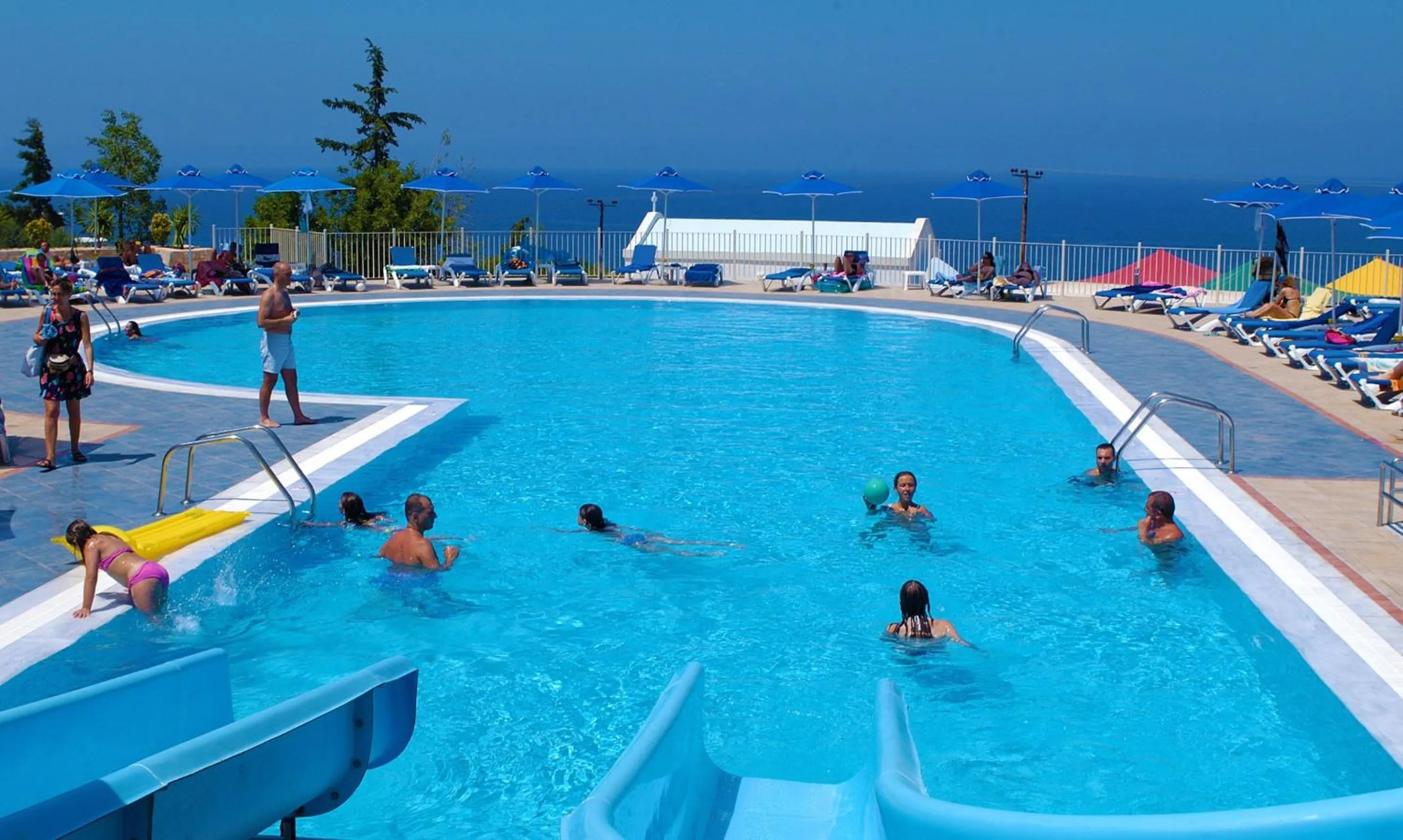 Swimming pool in Grand Hotel Holiday Resort