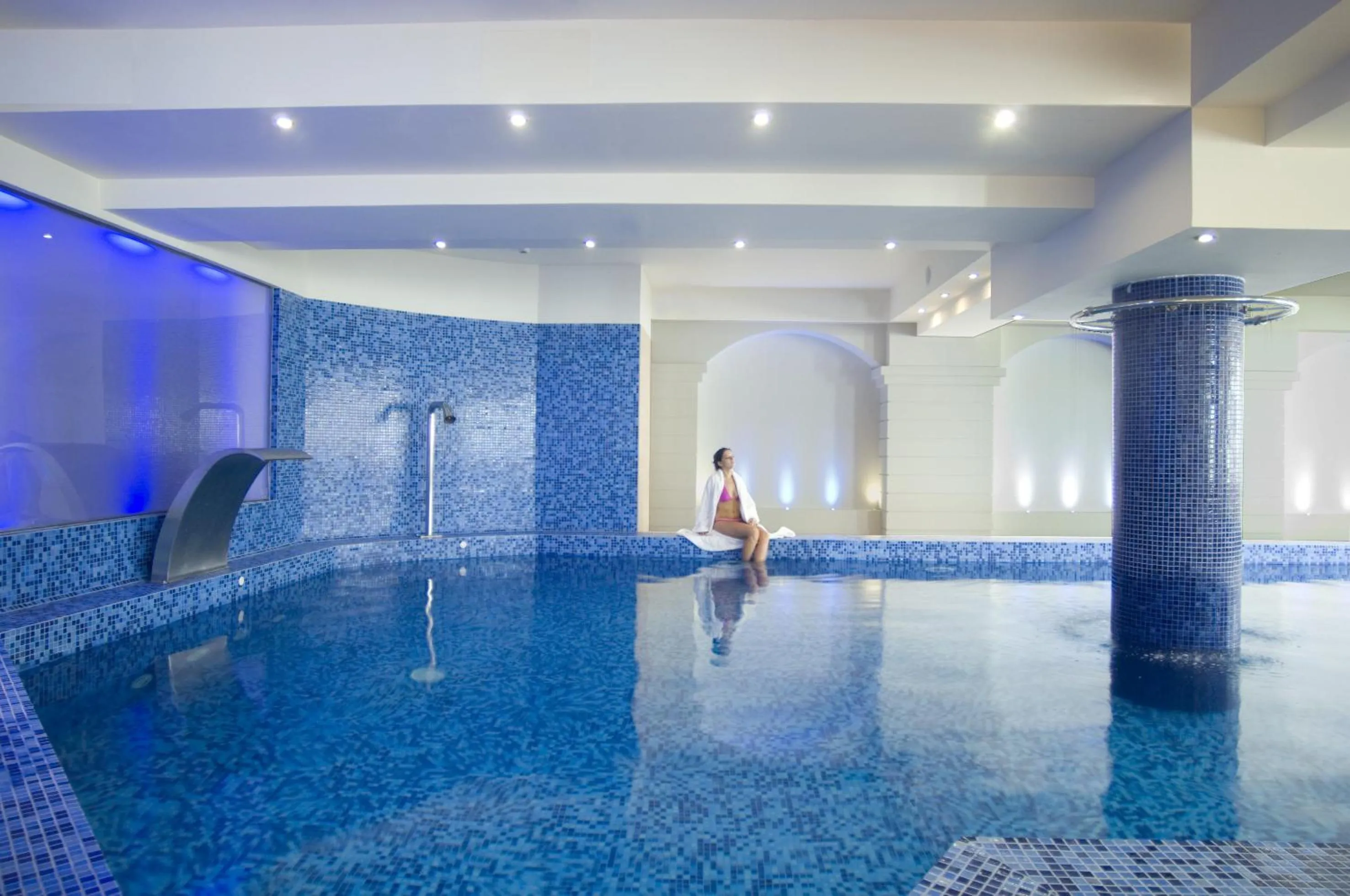 Swimming pool in Grand Hotel Holiday Resort