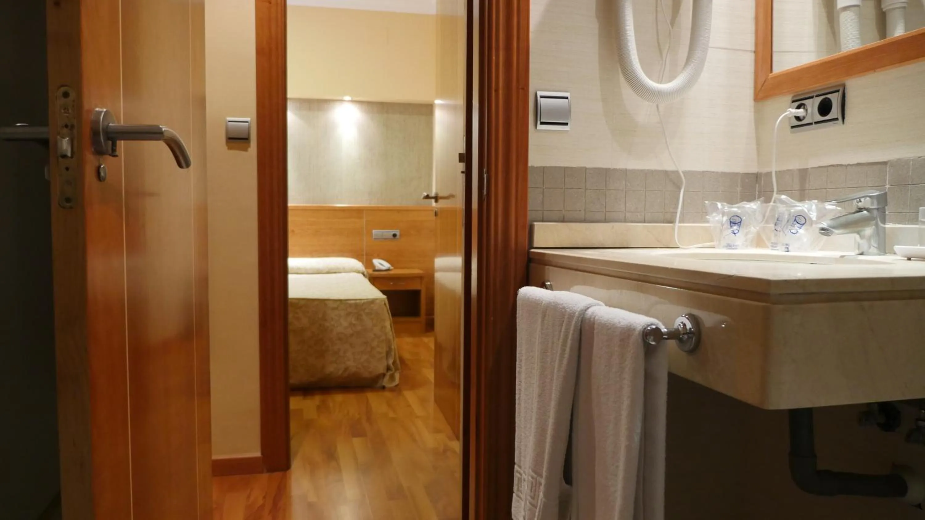 Bathroom, Bed in Hotel Rusadir