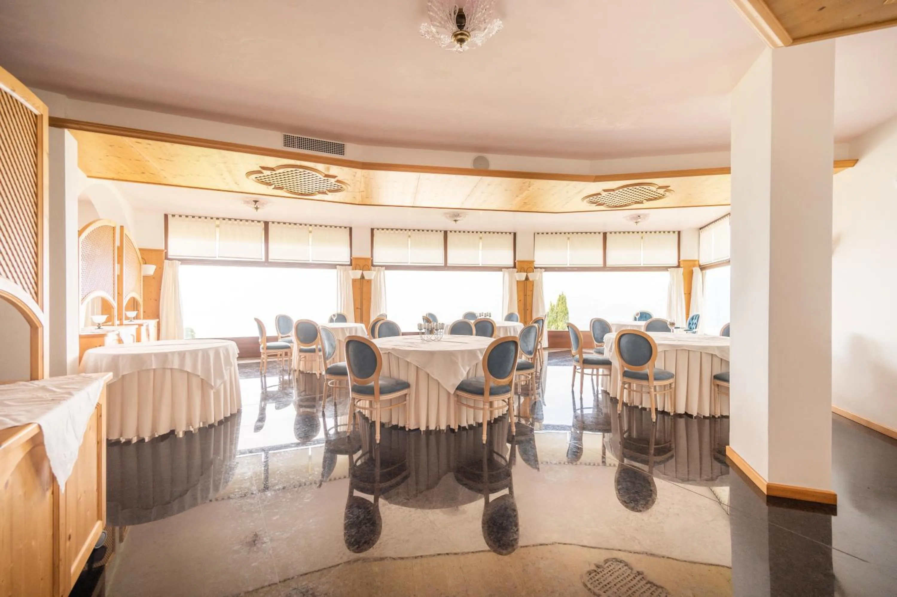 Restaurant/Places to Eat in Hotel Laguna