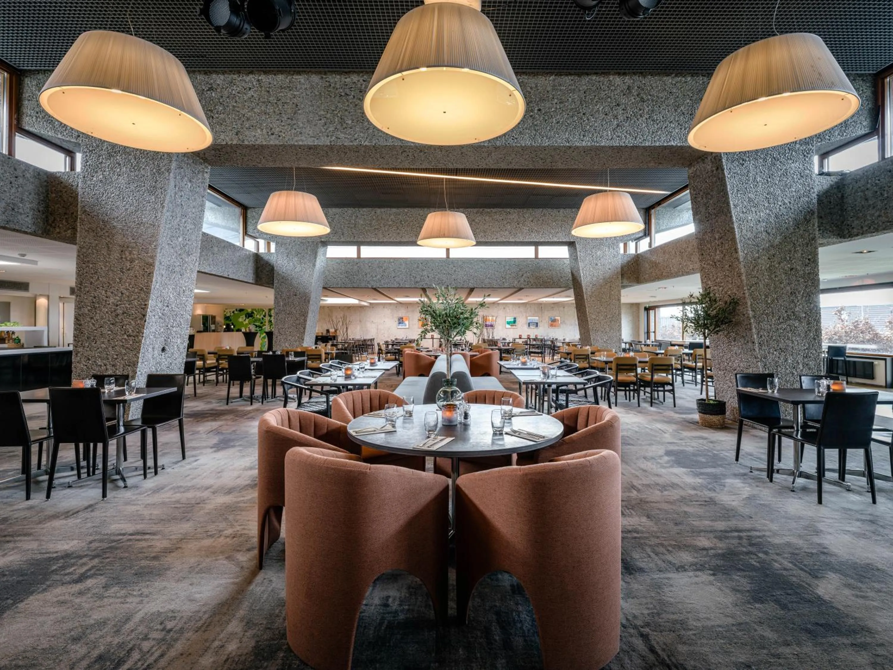 Restaurant/places to eat in Quality Hotel 33