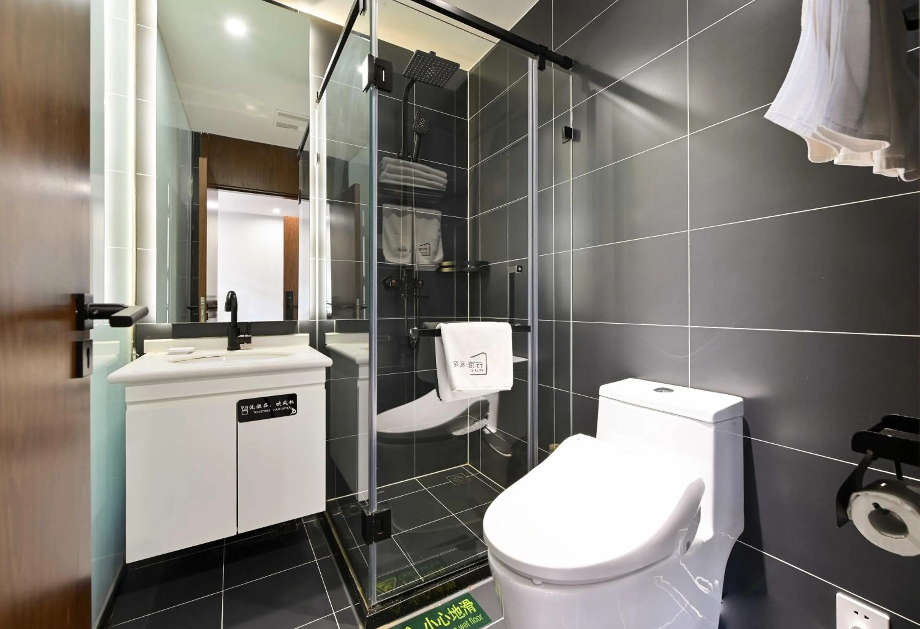 Xingshe Alley Courtyard Hotel Beijing Wangfujing Forbidden City Branch - Breakfast included & English speaking reception & Free WiFi and Laundry room & Hutong Culture & Cat-keeping & Flower-growing Terrace & One day tour service & Free coffee