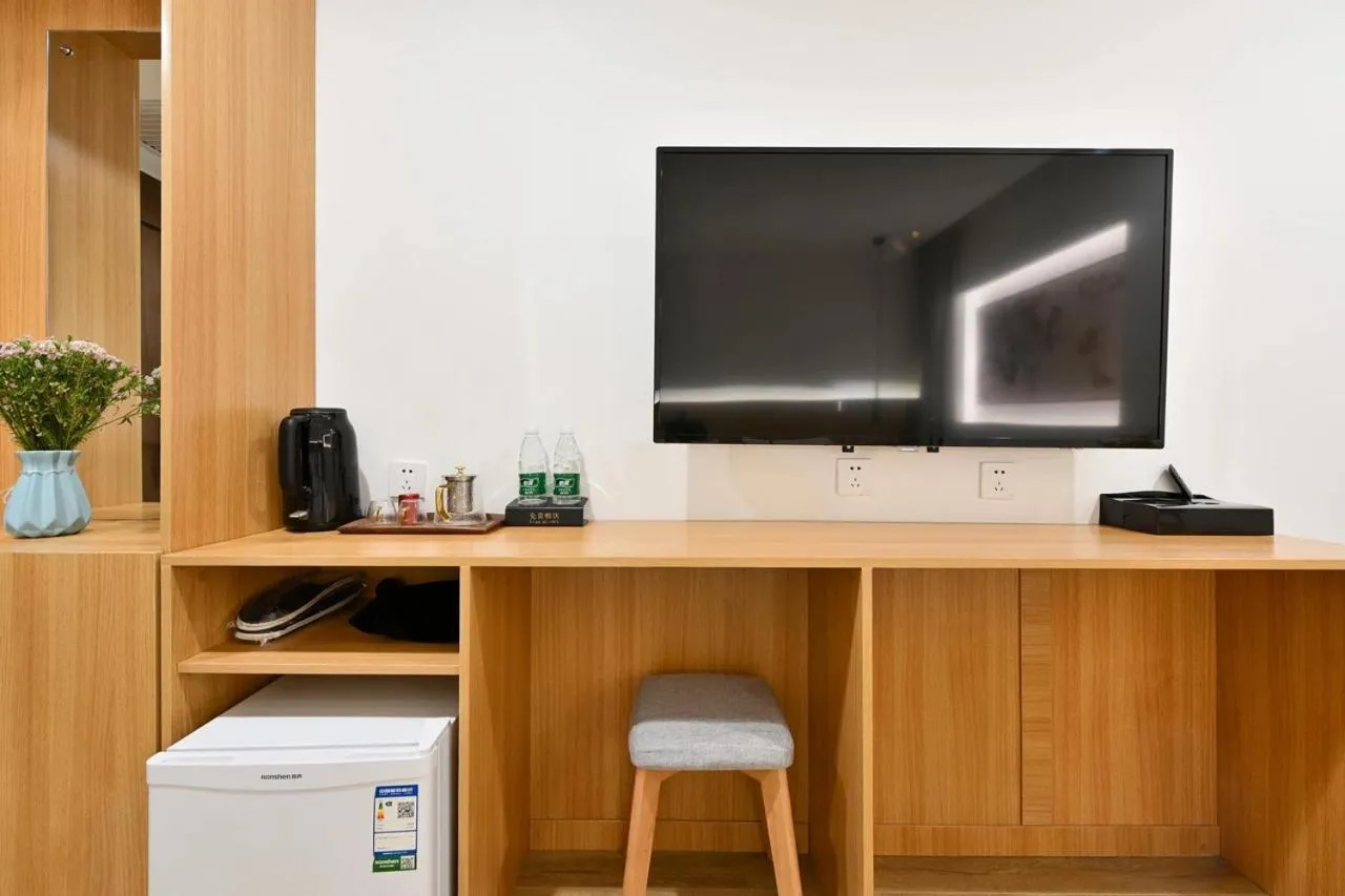 Xingshe Alley Courtyard Hotel Beijing Wangfujing Forbidden City Branch - Breakfast included & English speaking reception & Free WiFi and Laundry room & Hutong Culture & Cat-keeping & Flower-growing Terrace & One day tour service & Free coffee