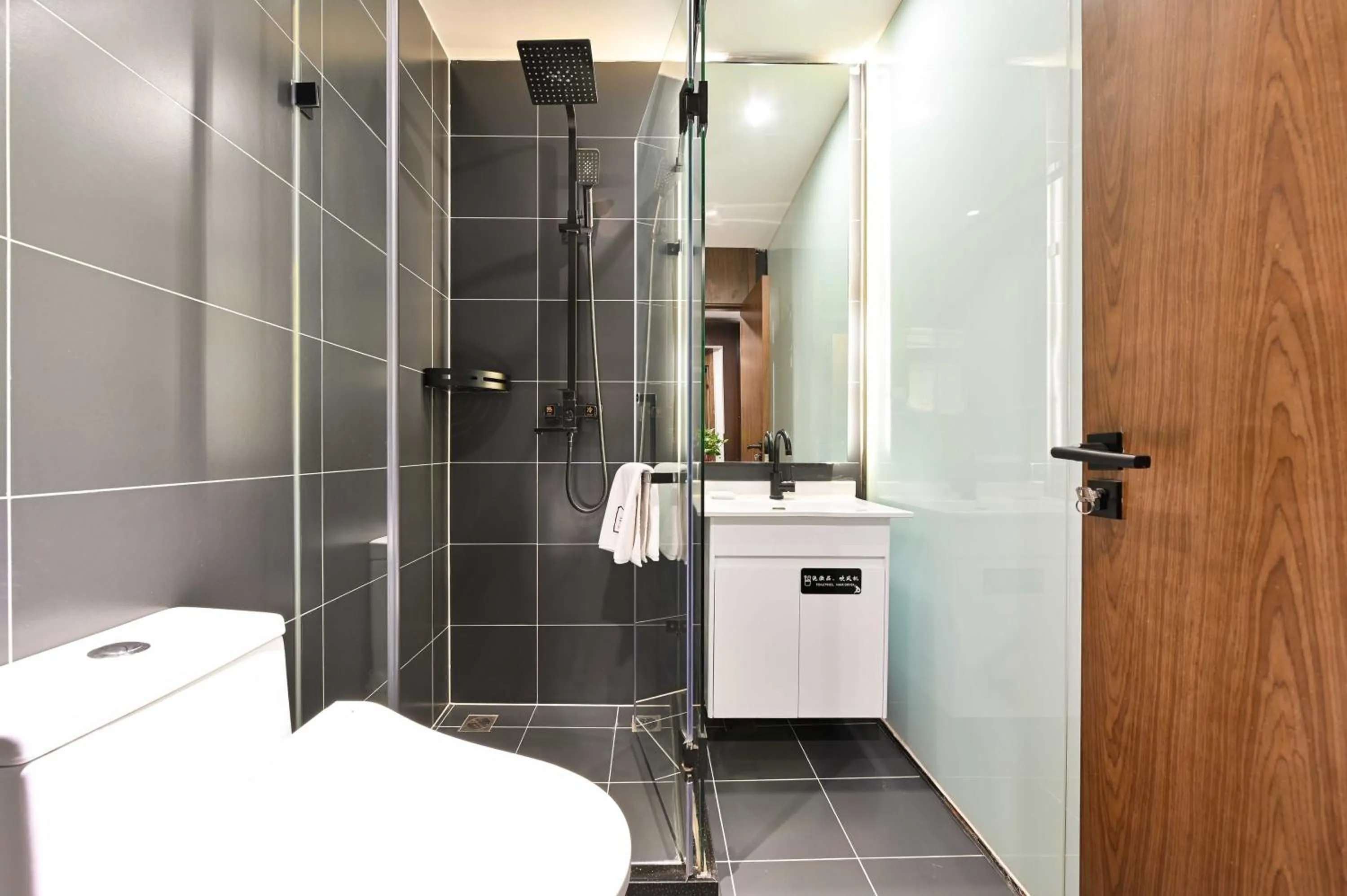 Xingshe Alley Courtyard Hotel Beijing Wangfujing Forbidden City Branch - Breakfast included & English speaking reception & Free WiFi and Laundry room & Hutong Culture & Cat-keeping & Flower-growing Terrace & One day tour service & Free coffee