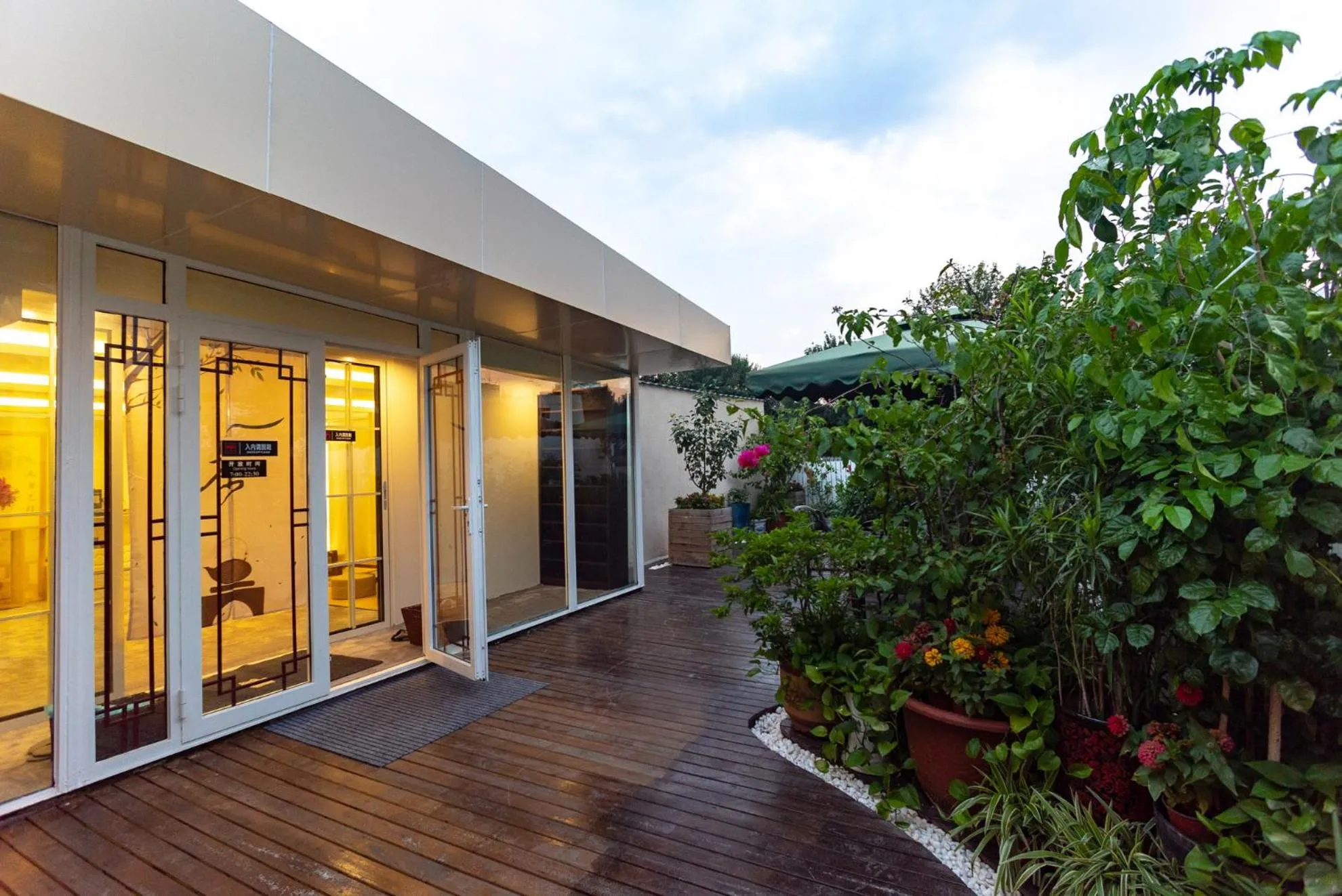 Garden in Xingshe Alley Courtyard Hotel Beijing Wangfujing Forbidden City Branch - Breakfast included & English speaking reception & Free WiFi and Laundry room & Hutong Culture & Cat-keeping & Flower-growing Terrace & One day tour service & Free coffee