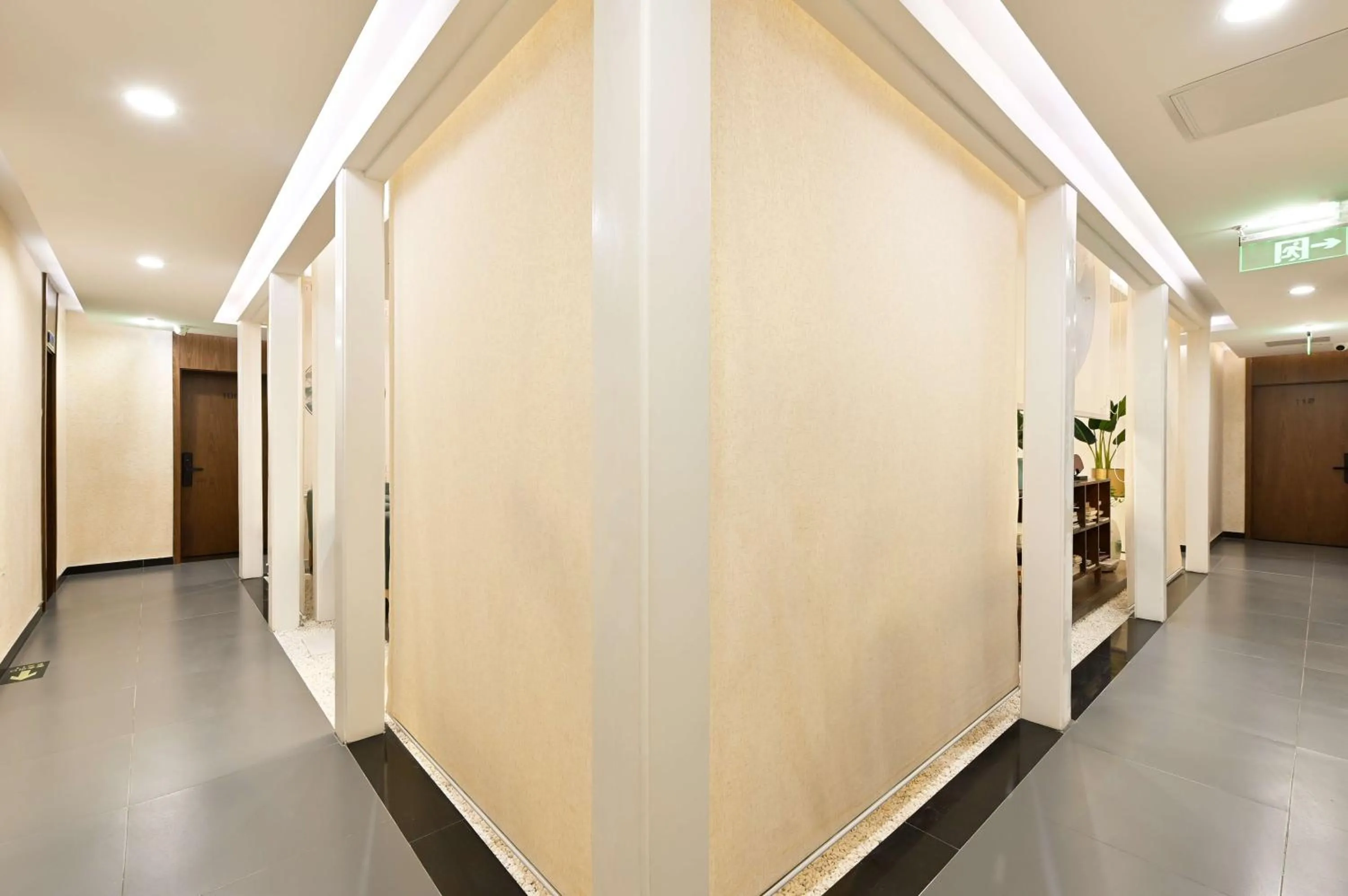 Xingshe Alley Courtyard Hotel Beijing Wangfujing Forbidden City Branch - Breakfast included & English speaking reception & Free WiFi and Laundry room & Hutong Culture & Cat-keeping & Flower-growing Terrace & One day tour service & Free coffee