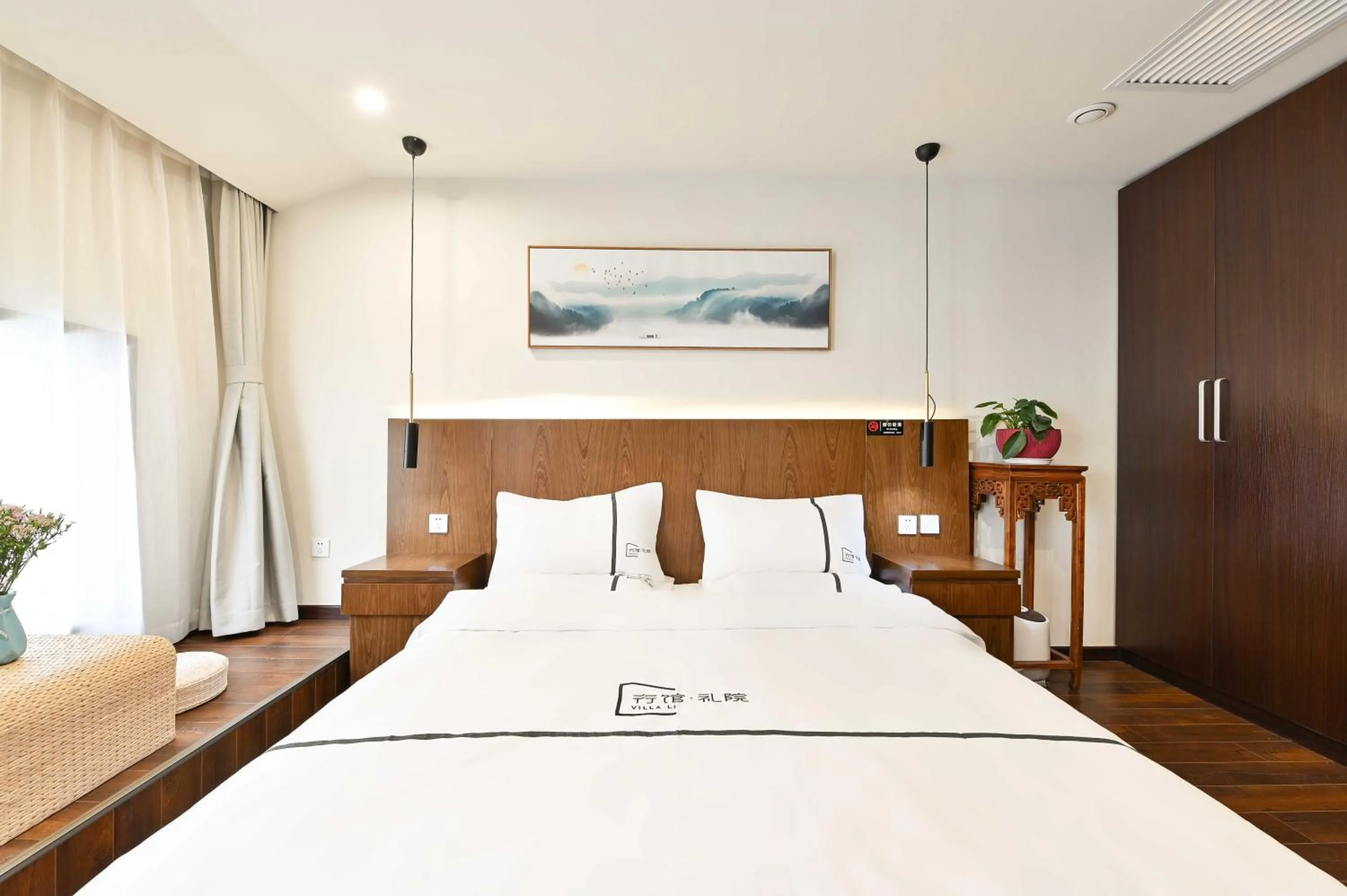 Bed in Xingshe Alley Courtyard Hotel Beijing Wangfujing Forbidden City Branch - Breakfast included & English speaking reception & Free WiFi and Laundry room & Hutong Culture & Cat-keeping & Flower-growing Terrace & One day tour service & Free coffee