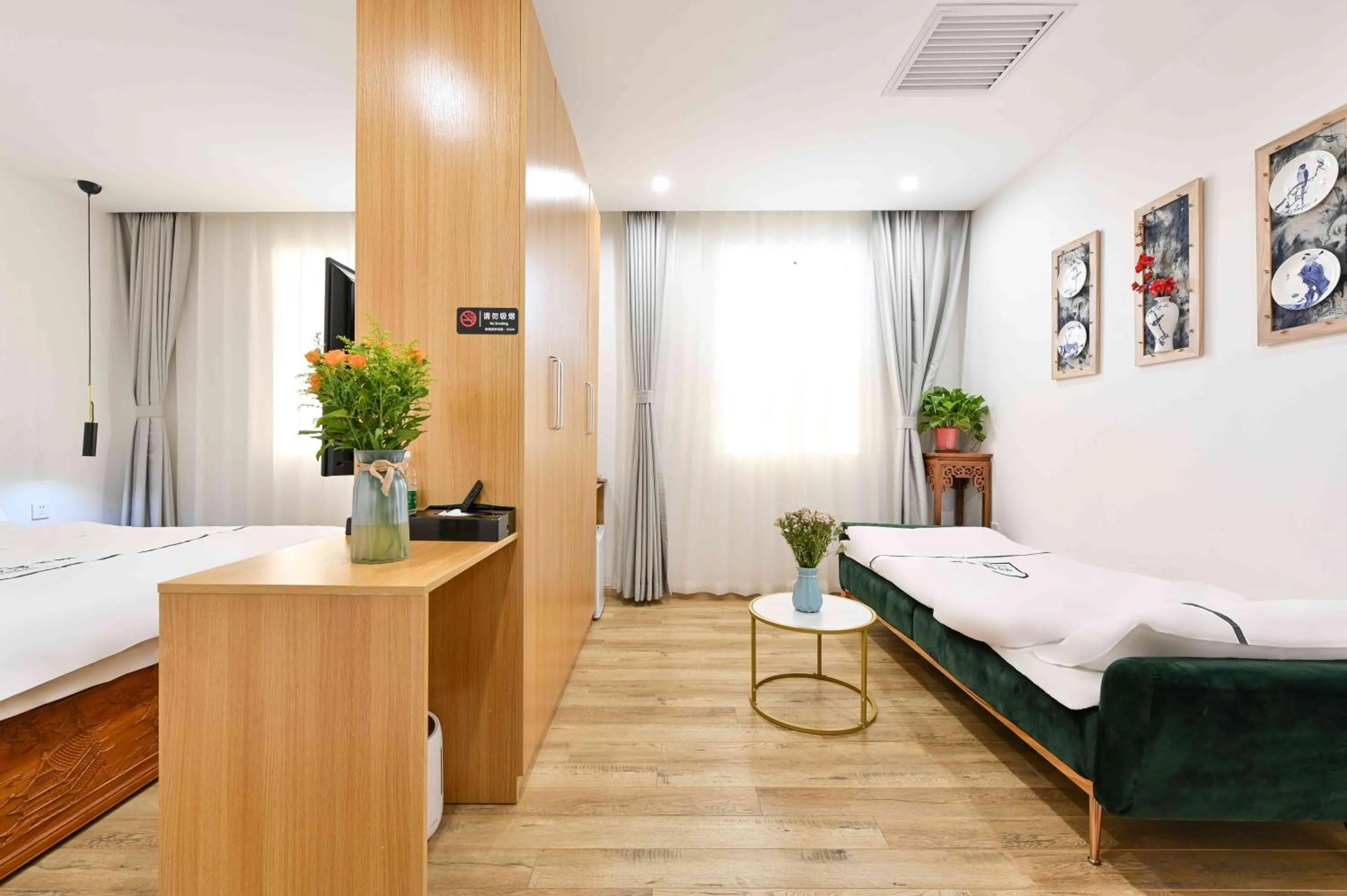 Bed in Xingshe Alley Courtyard Hotel Beijing Wangfujing Forbidden City Branch - Breakfast included & English speaking reception & Free WiFi and Laundry room & Hutong Culture & Cat-keeping & Flower-growing Terrace & One day tour service & Free coffee