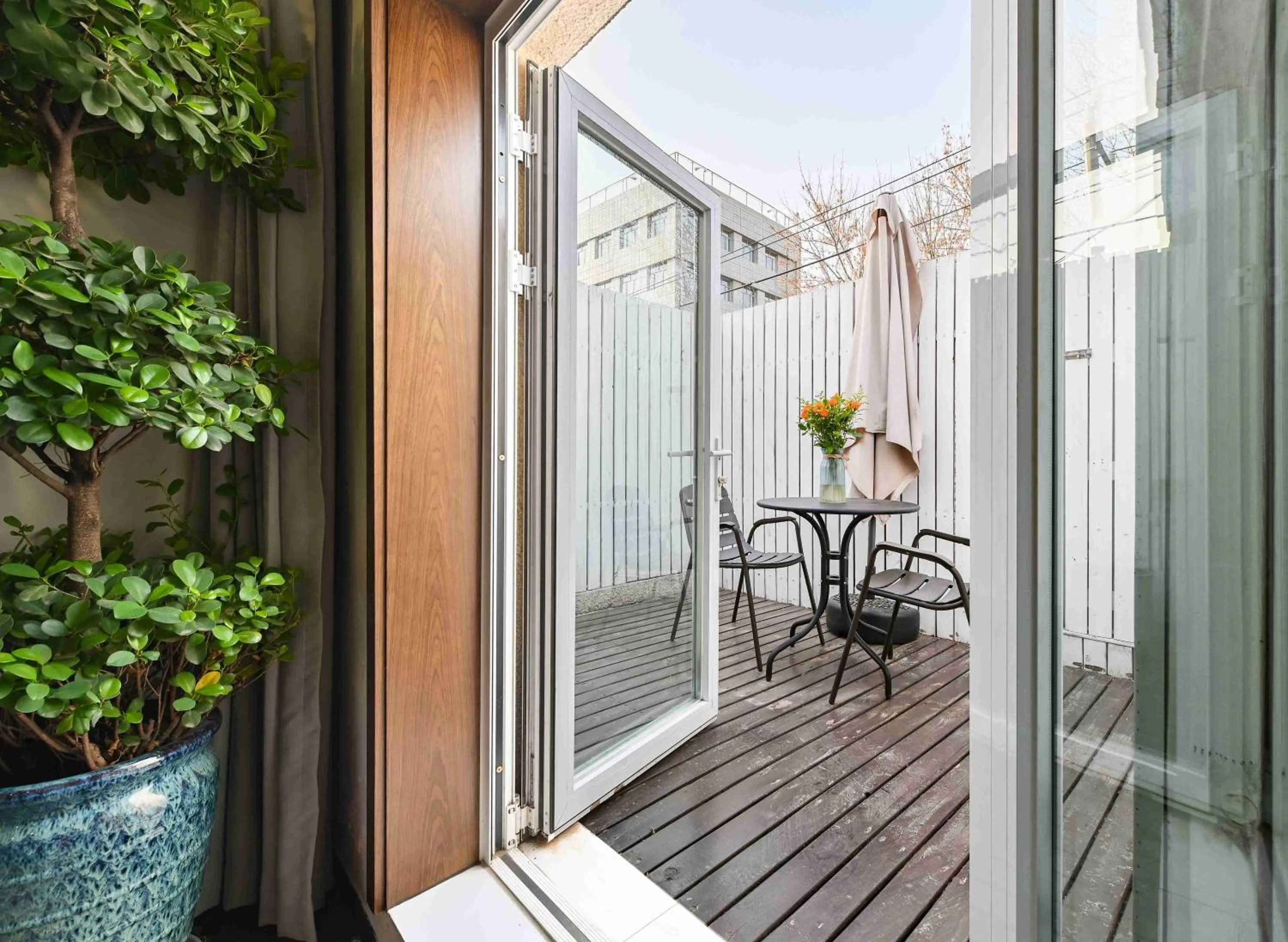 Xingshe Alley Courtyard Hotel Beijing Wangfujing Forbidden City Branch - Breakfast included & English speaking reception & Free WiFi and Laundry room & Hutong Culture & Cat-keeping & Flower-growing Terrace & One day tour service & Free coffee