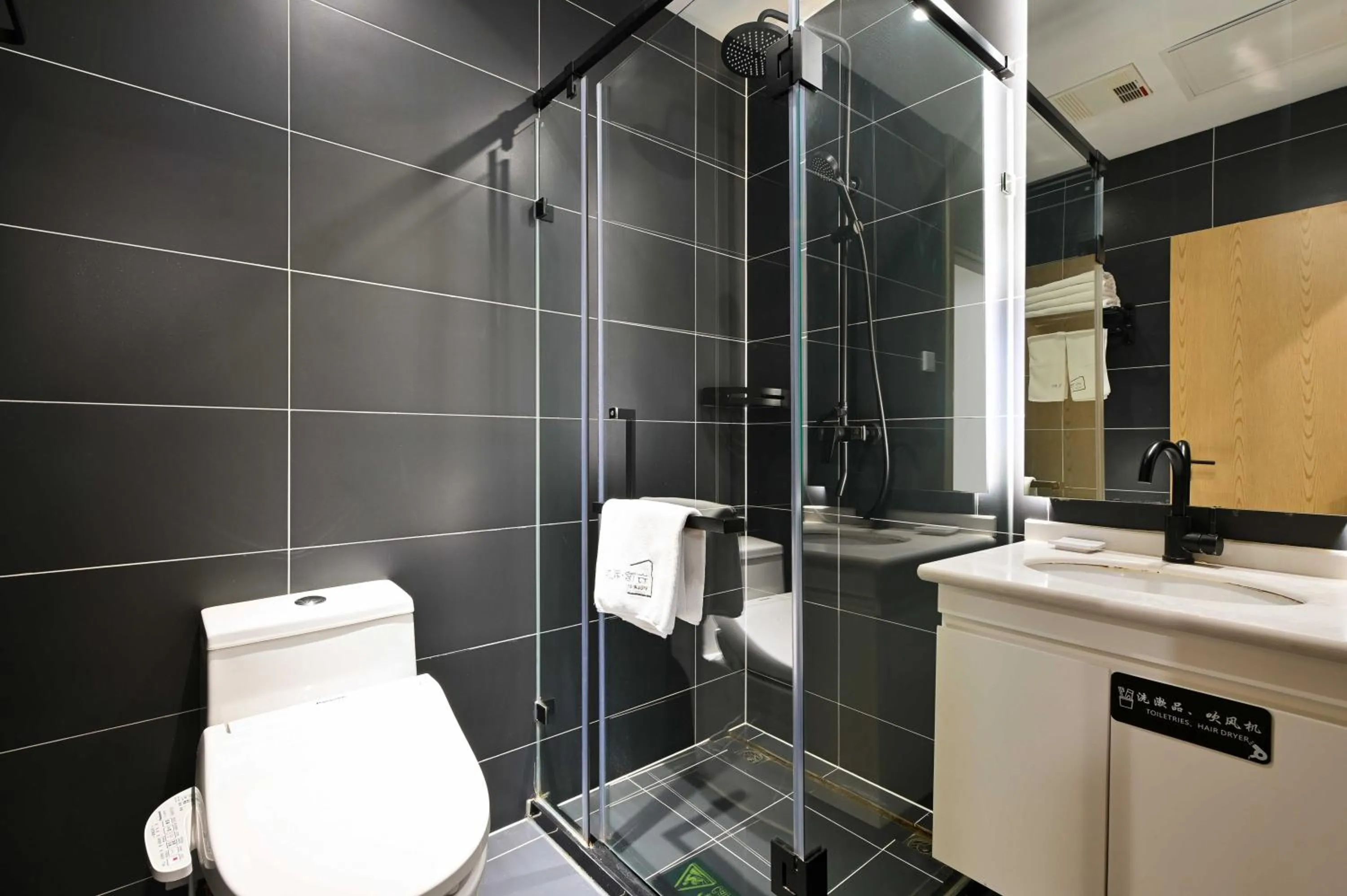 Xingshe Alley Courtyard Hotel Beijing Wangfujing Forbidden City Branch - Breakfast included & English speaking reception & Free WiFi and Laundry room & Hutong Culture & Cat-keeping & Flower-growing Terrace & One day tour service & Free coffee