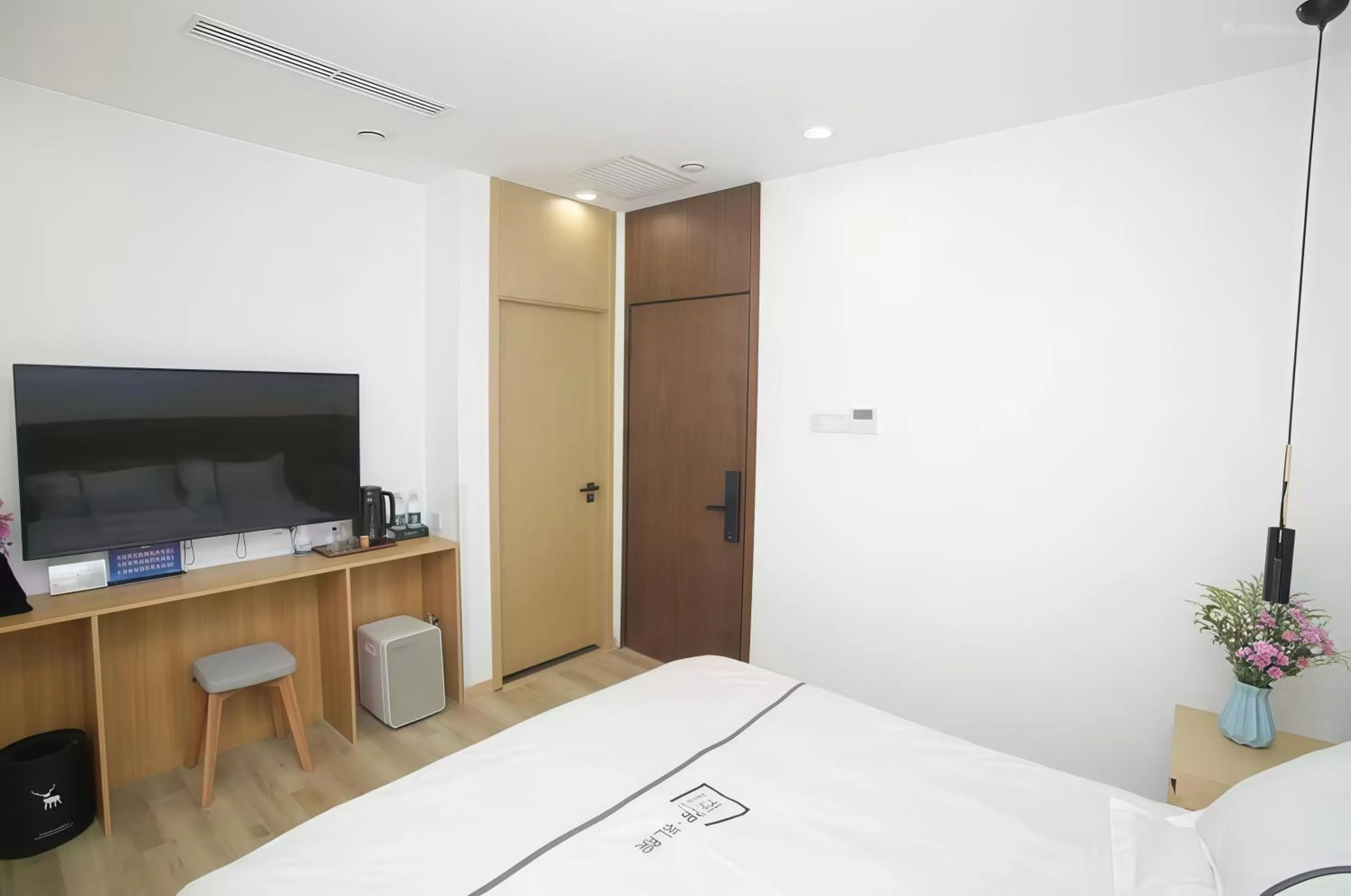 Photo of the whole room, Bed in Xingshe Alley Courtyard Hotel Beijing Wangfujing Forbidden City