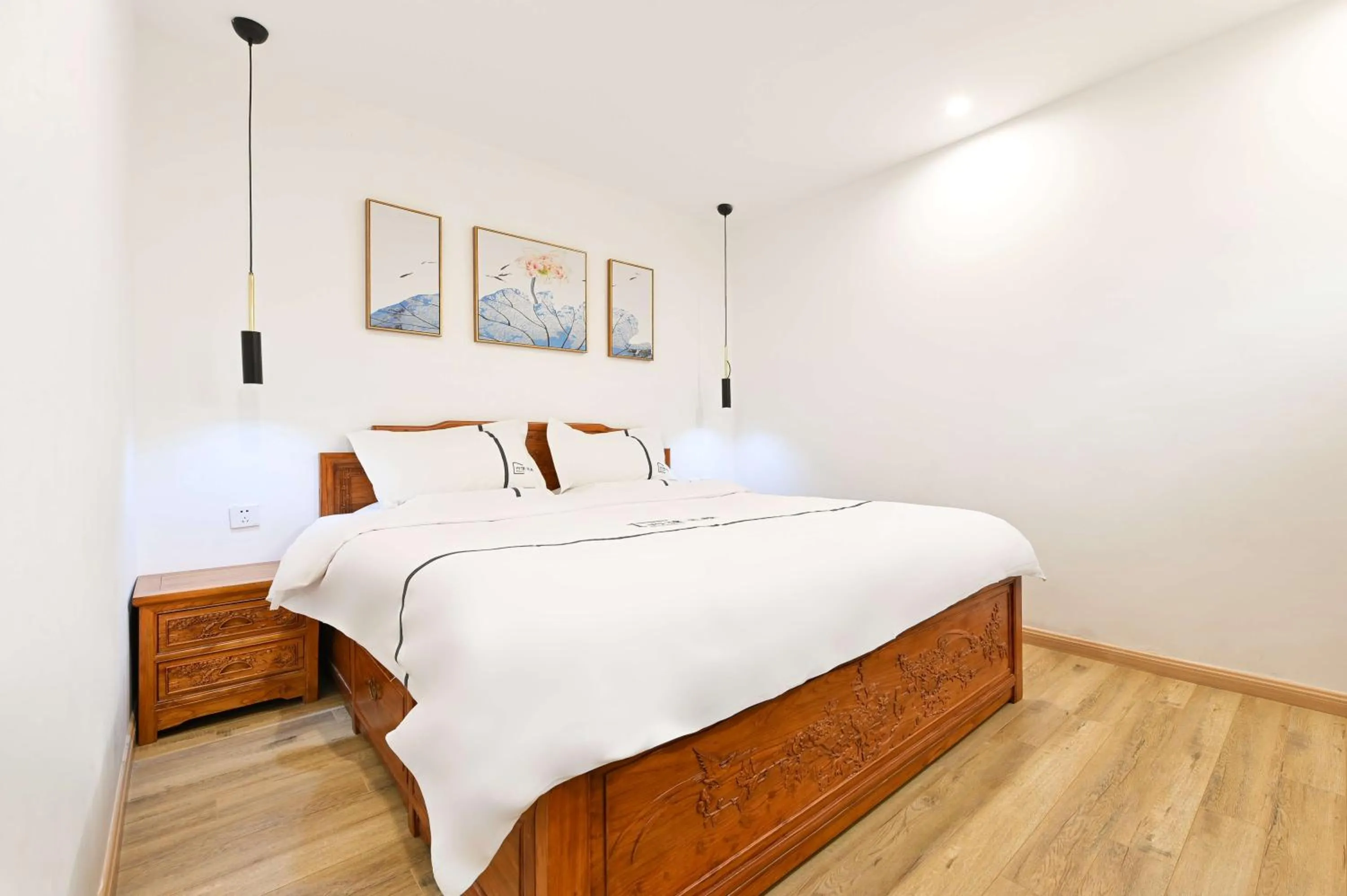 Bed in Xingshe Alley Courtyard Hotel Beijing Wangfujing Forbidden City Branch - Breakfast included & English speaking reception & Free WiFi and Laundry room & Hutong Culture & Cat-keeping & Flower-growing Terrace & One day tour service & Free coffee