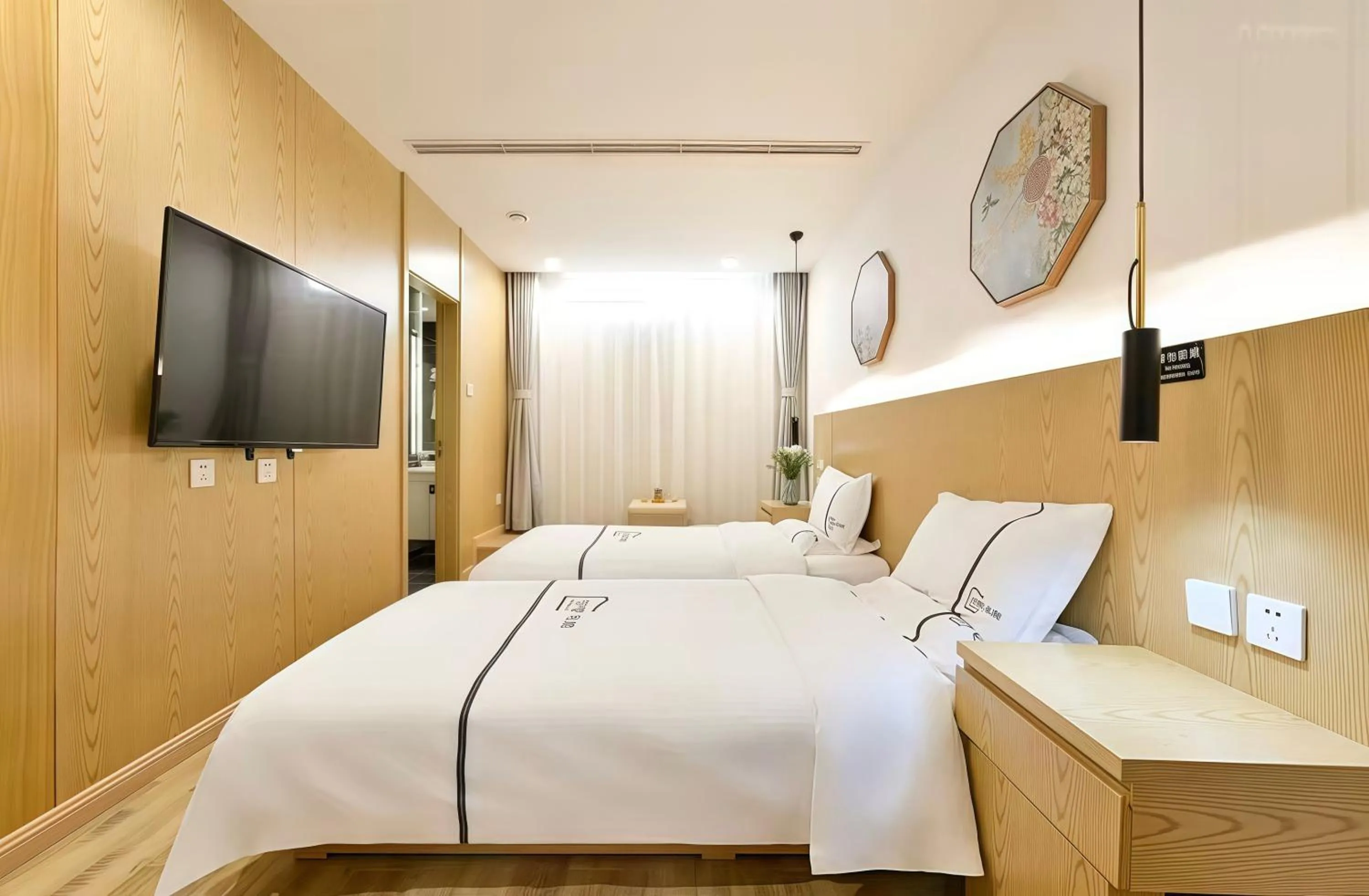 Property building, Bed in Xingshe Alley Courtyard Hotel Beijing Wangfujing Forbidden City